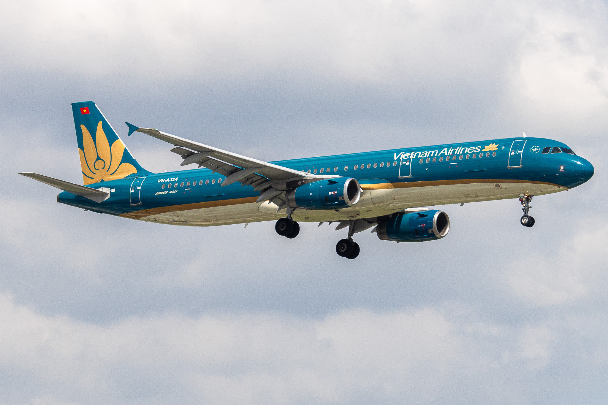 Full size: Vietnam Airlines Airbus A321-200 VN-A324 at Tan Son Nhat International Airport