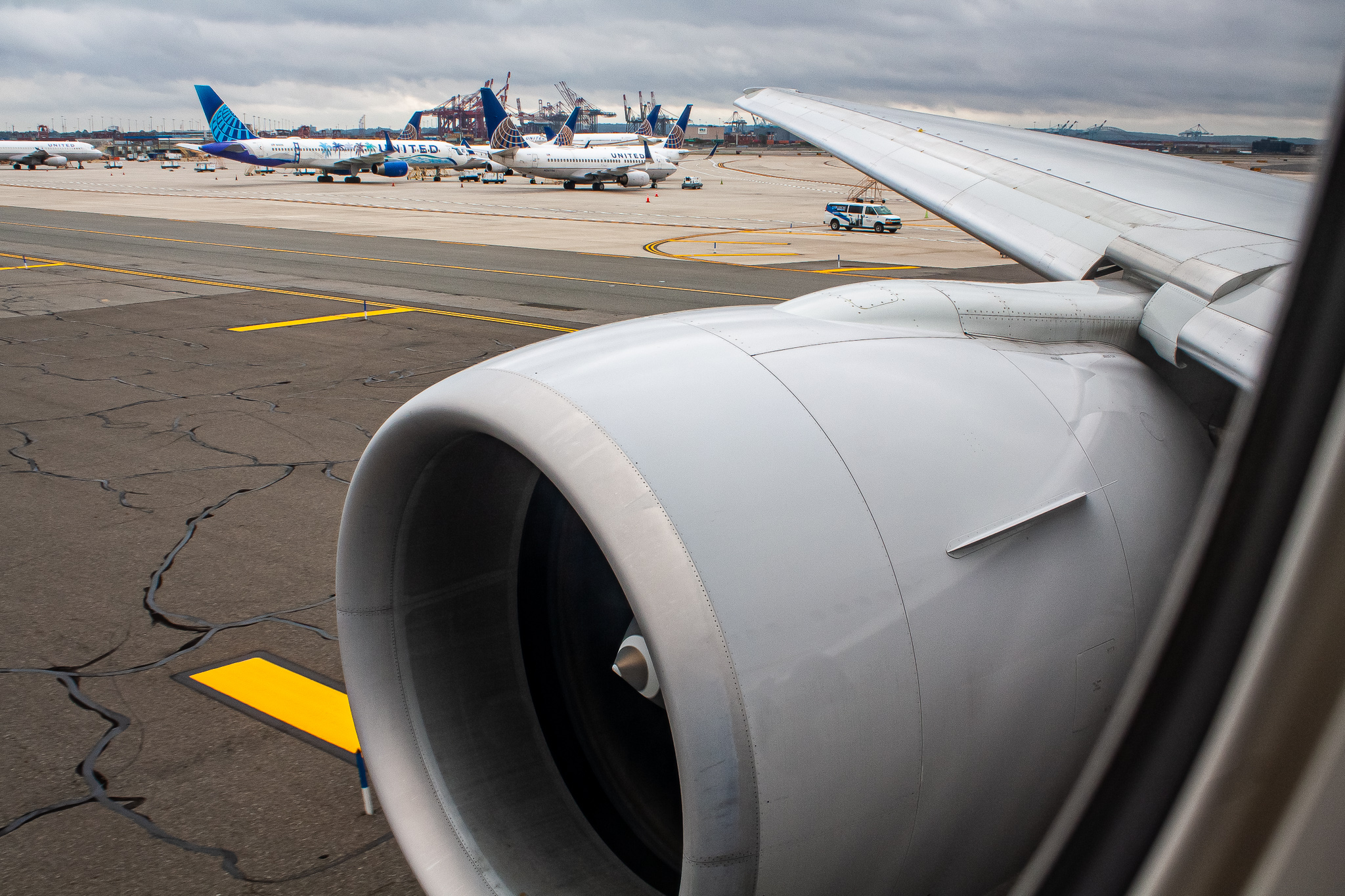 Full size: United Airlines Boeing 777-300ER N2846U at Newark Liberty International Airport