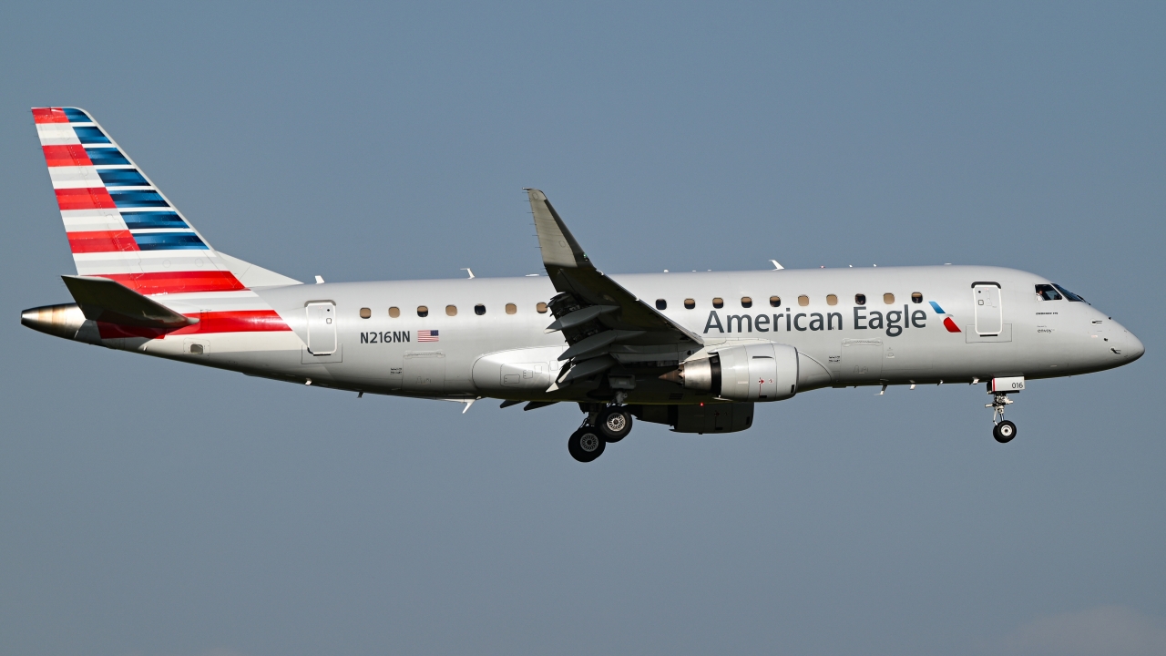 Full size: American Eagle Embraer E175 N216NN at Dallas-Fort Worth International Airport