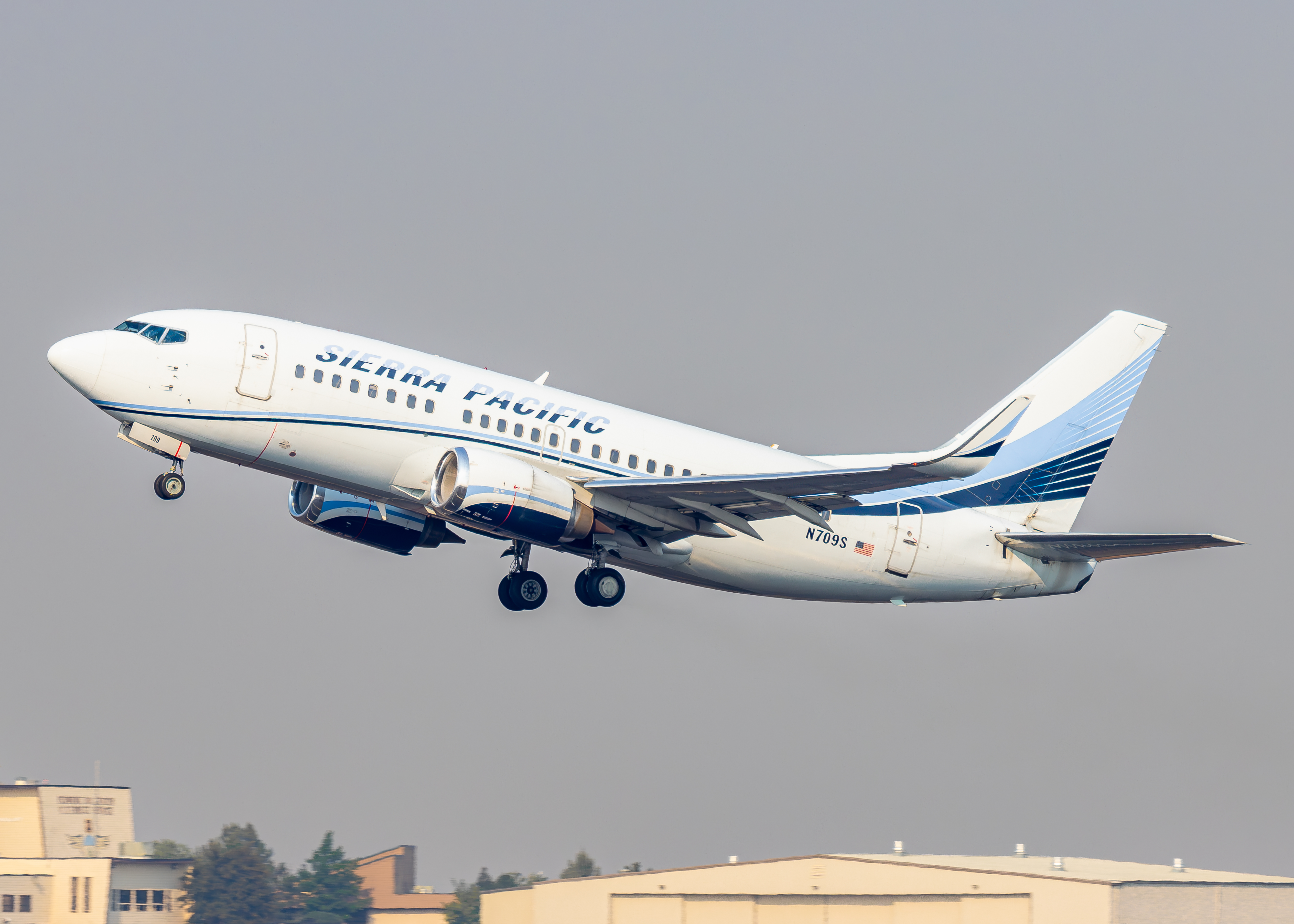 Full size: Sierra Pacific Airlines Boeing 737-500 N709S at Roberts Field Airport