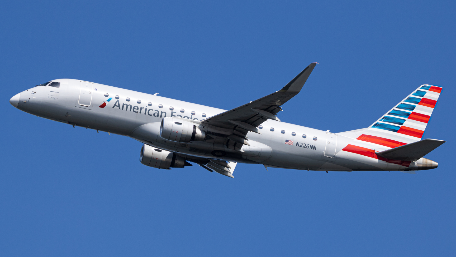 Full size: American Eagle Embraer E175 N226AN at Ronald Reagan National Airport