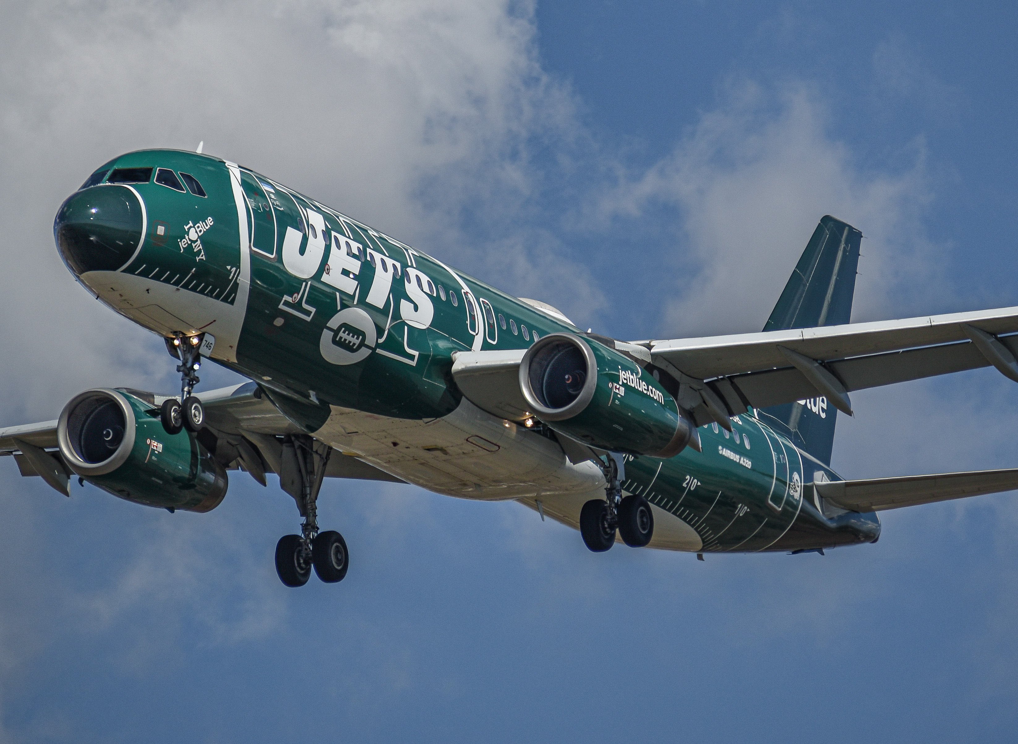 Full size: JetBlue Airways Airbus A320 N746JB at General Edward Lawrence Logan International Airport