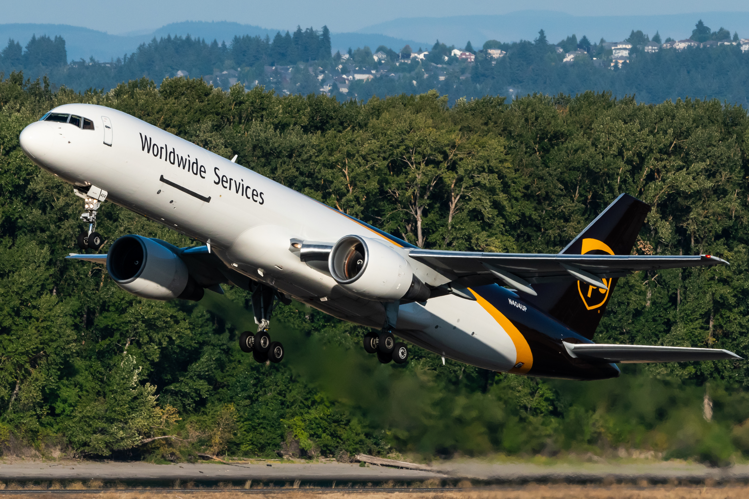Full size: United Parcel Service Boeing 757-200 N404UP at Portland International Airport