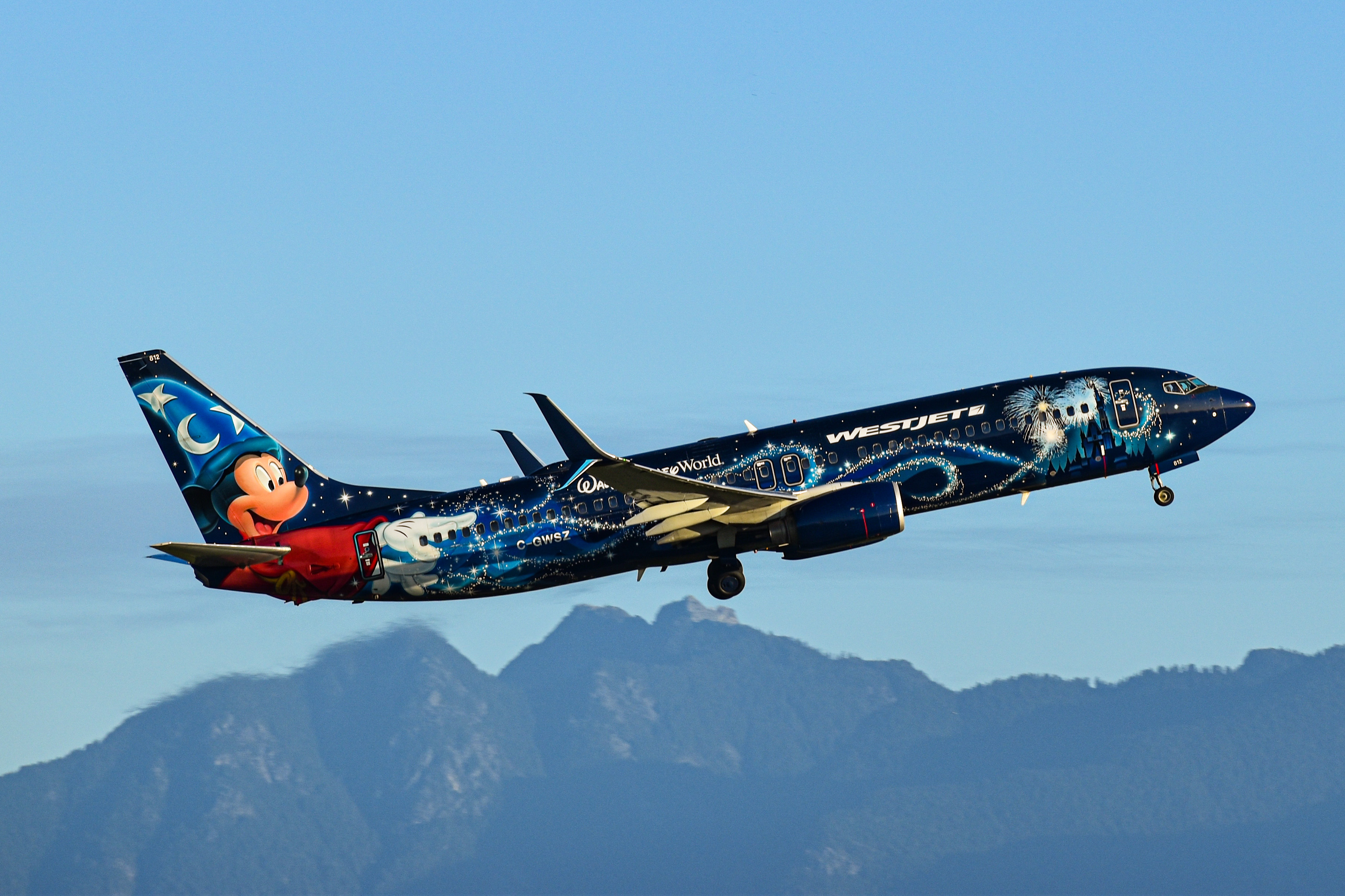 Full size: WestJet Boeing 737-800 C-GWSZ at Vancouver International Airport