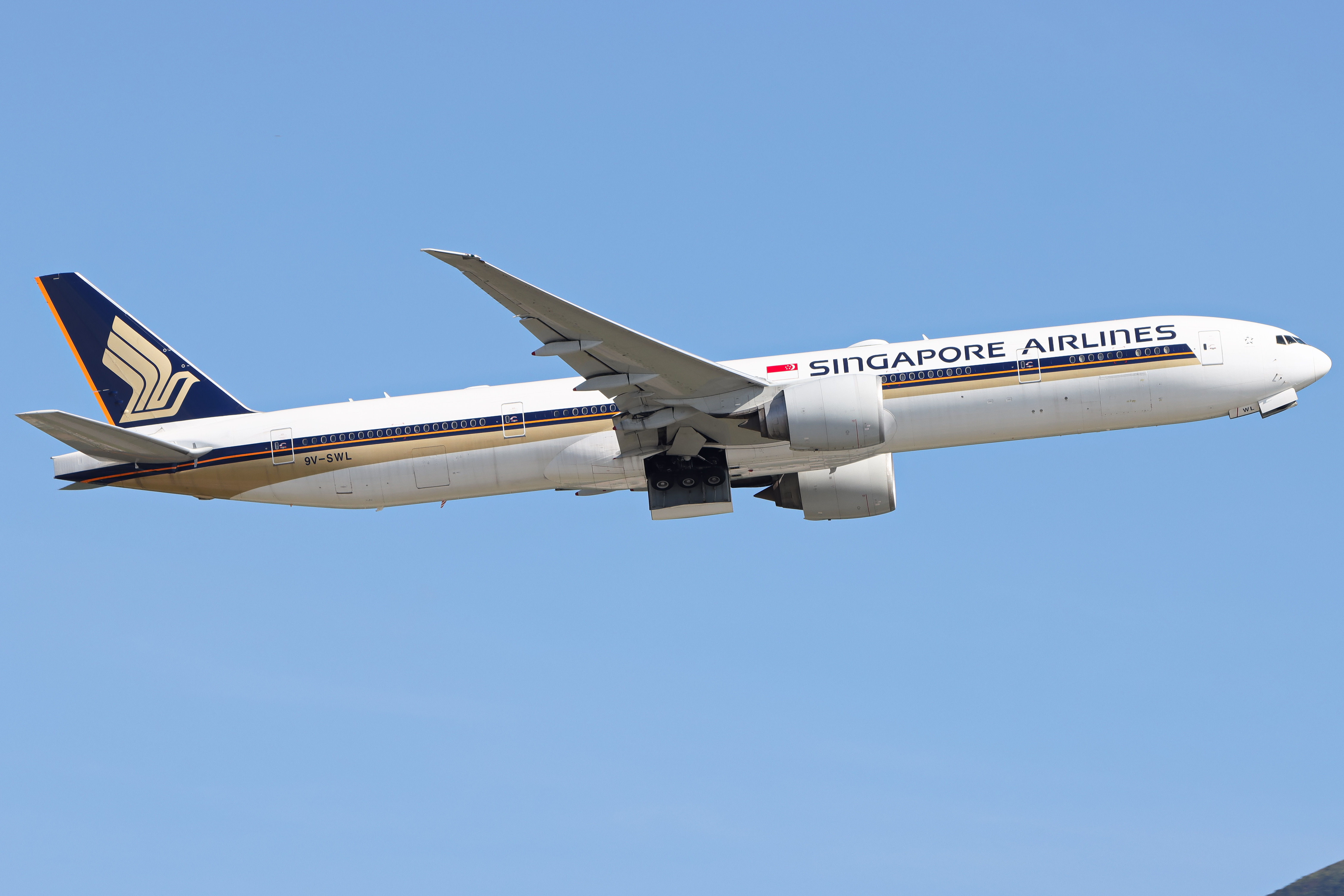 Full size: Singapore Airlines Boeing 777-300ER 9V-SWL at Hong Kong International Airport