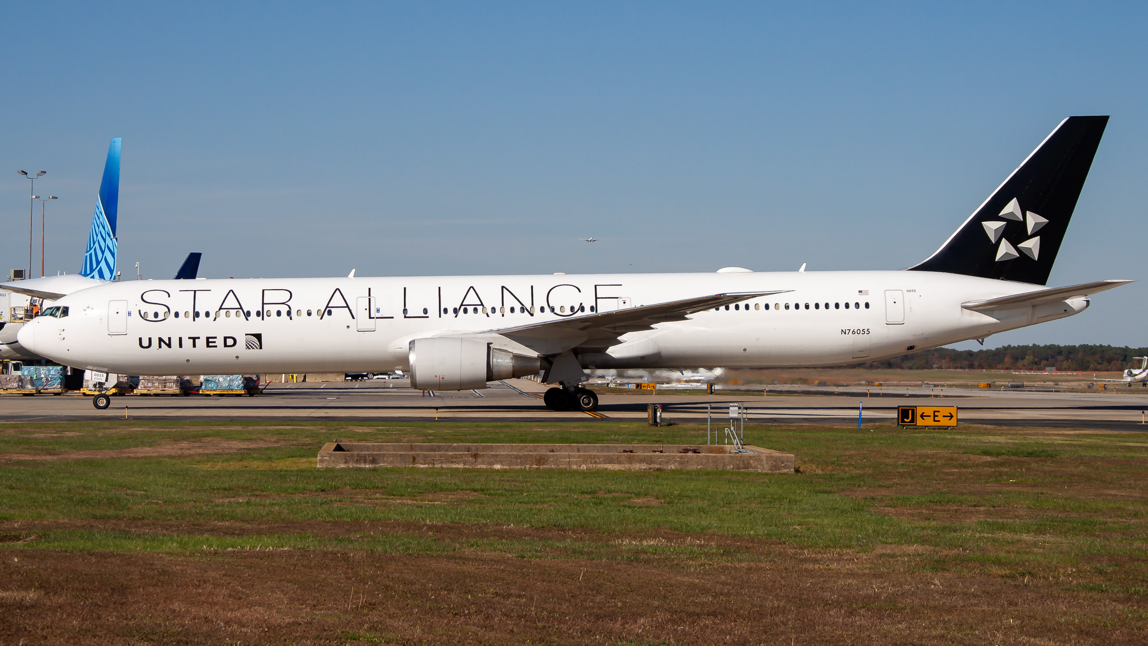 Full size: United Airlines Boeing 767-400ER N76055 at Washington Dulles International Airport