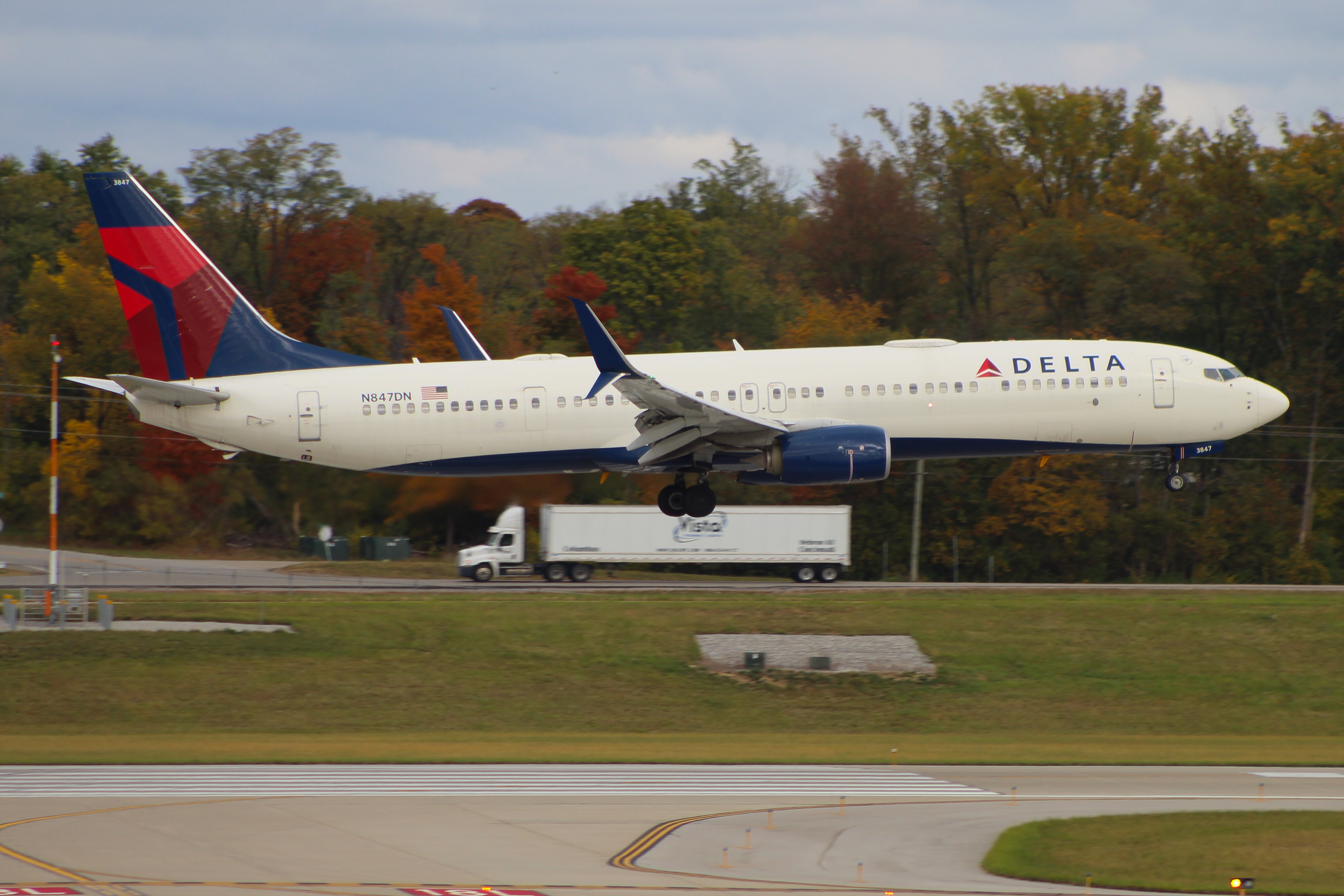 Full size: Delta Airlines Boeing 737-900ER N847DN at Cincinnati/Northern Kentucky International Airport