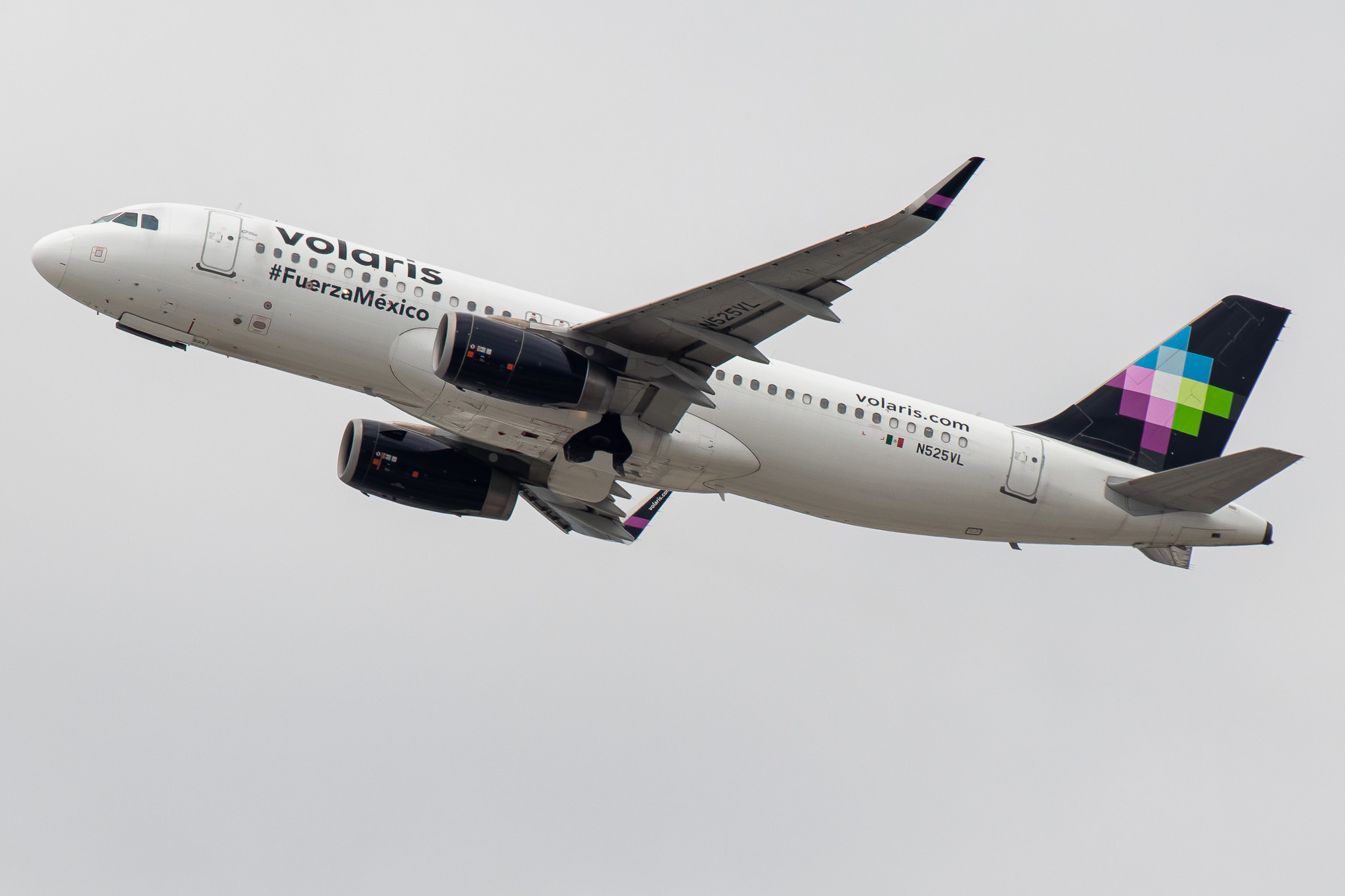 Full size: Volaris Airbus A320 N525VL at Los Angeles International Airport