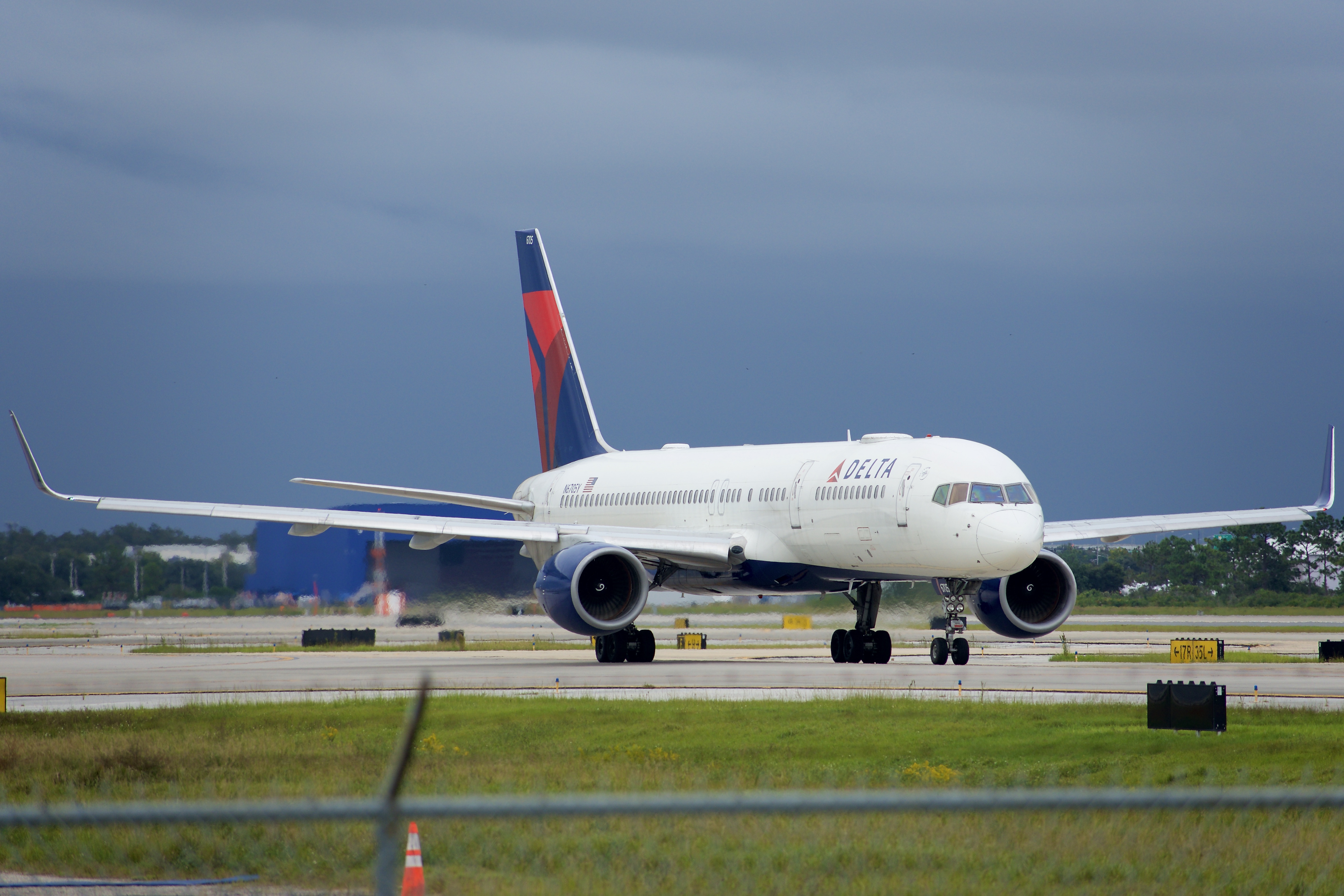 Full size: Delta Airlines Boeing 757-200 N6705Y at Orlando International Airport