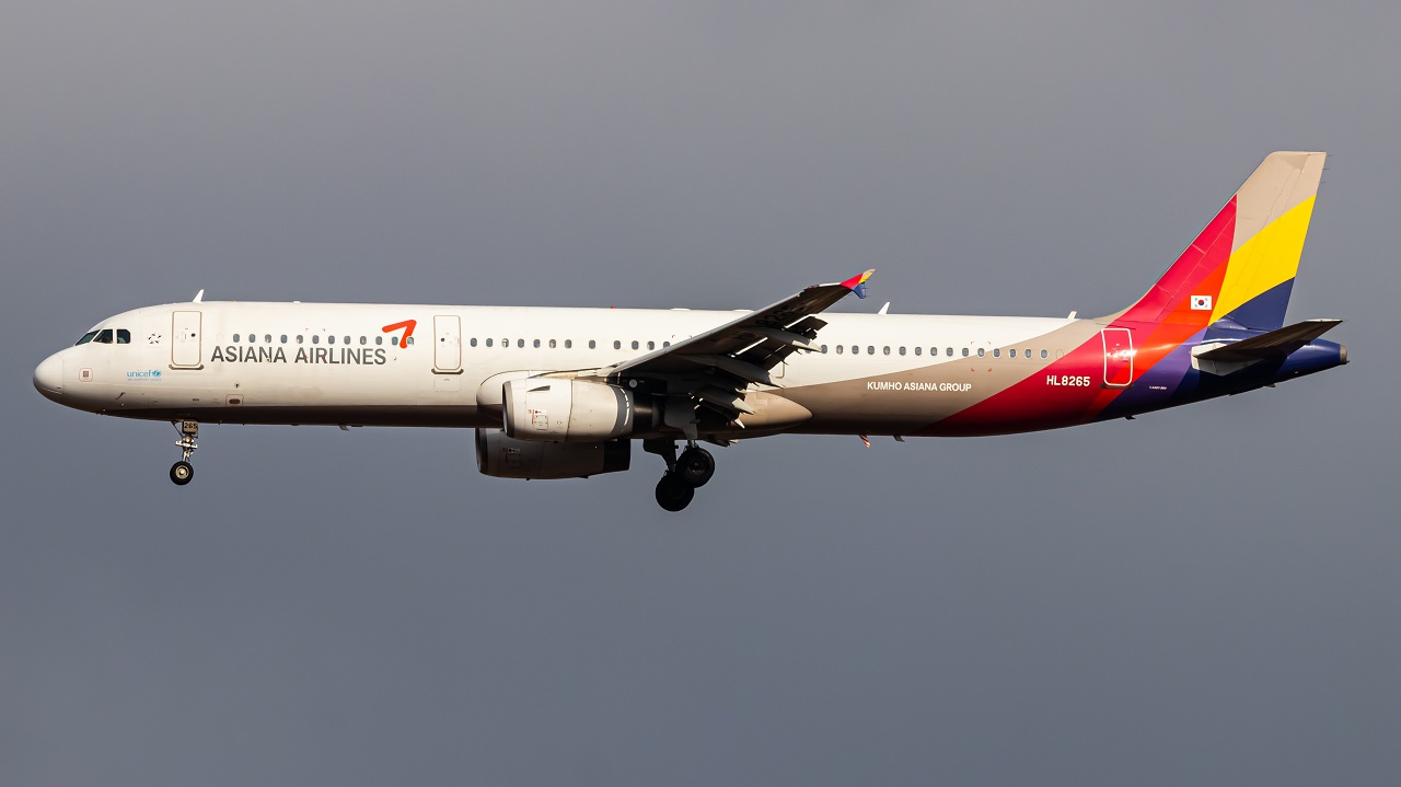 Full size: Asiana Airlines Airbus A321-200 HL8265 at Seoul-Incheon International Airport