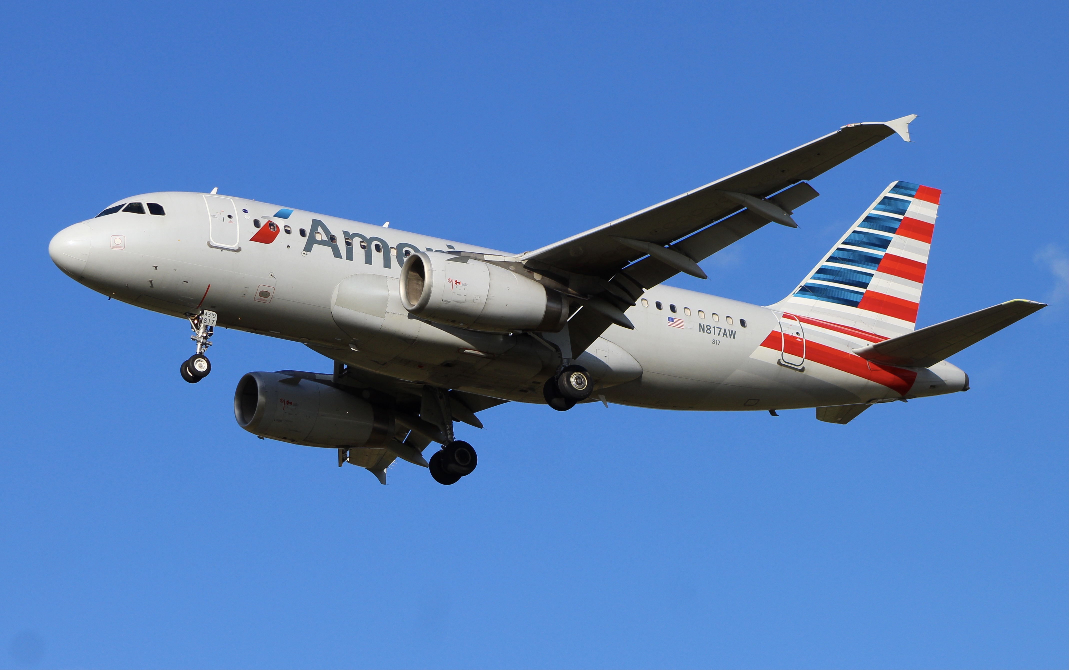 Full size: American Airlines Airbus A319 N817AW at Cincinnati/Northern Kentucky International Airport