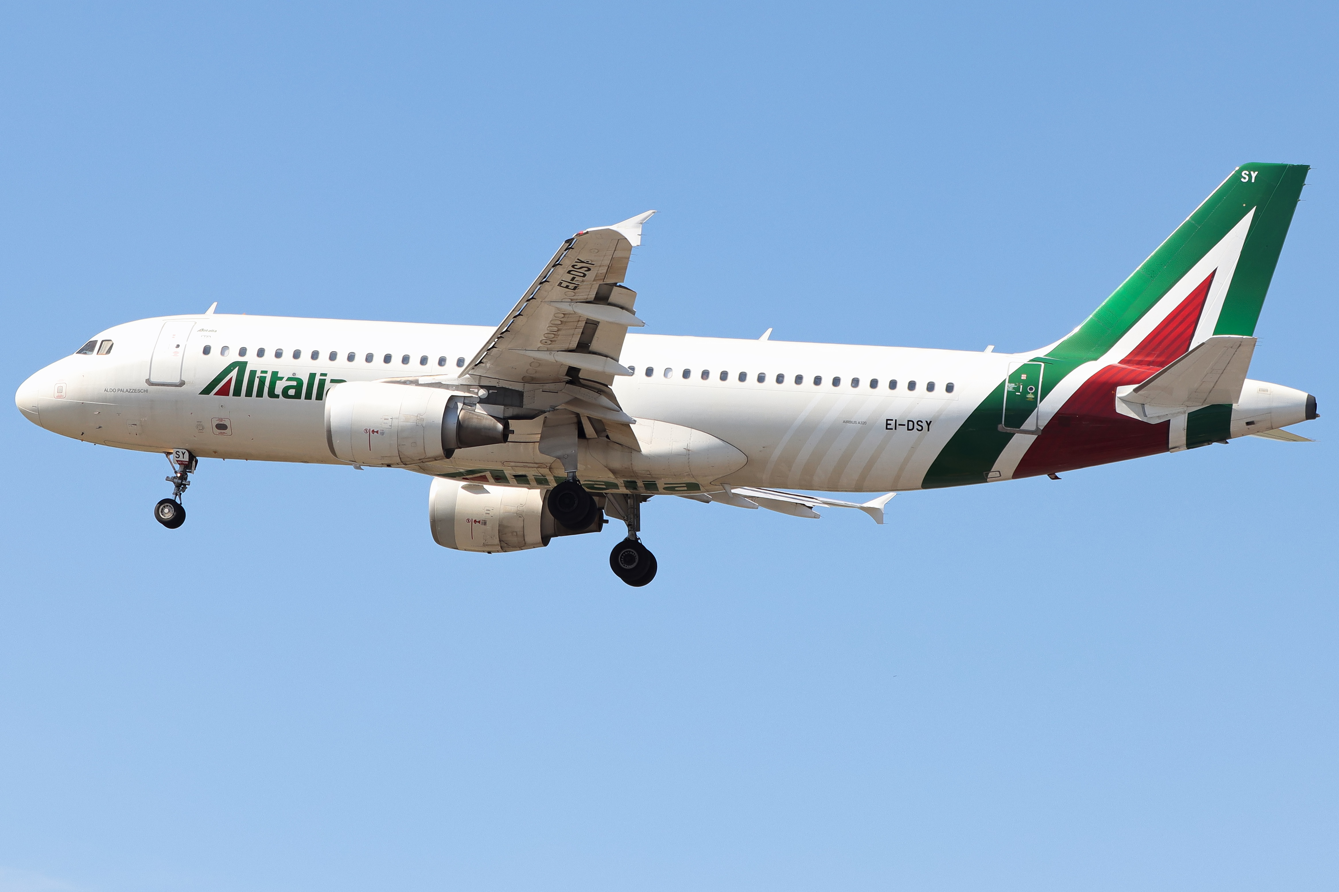 Full size: ITA Airways Airbus A320 EI-DSY at London Heathrow International Airport