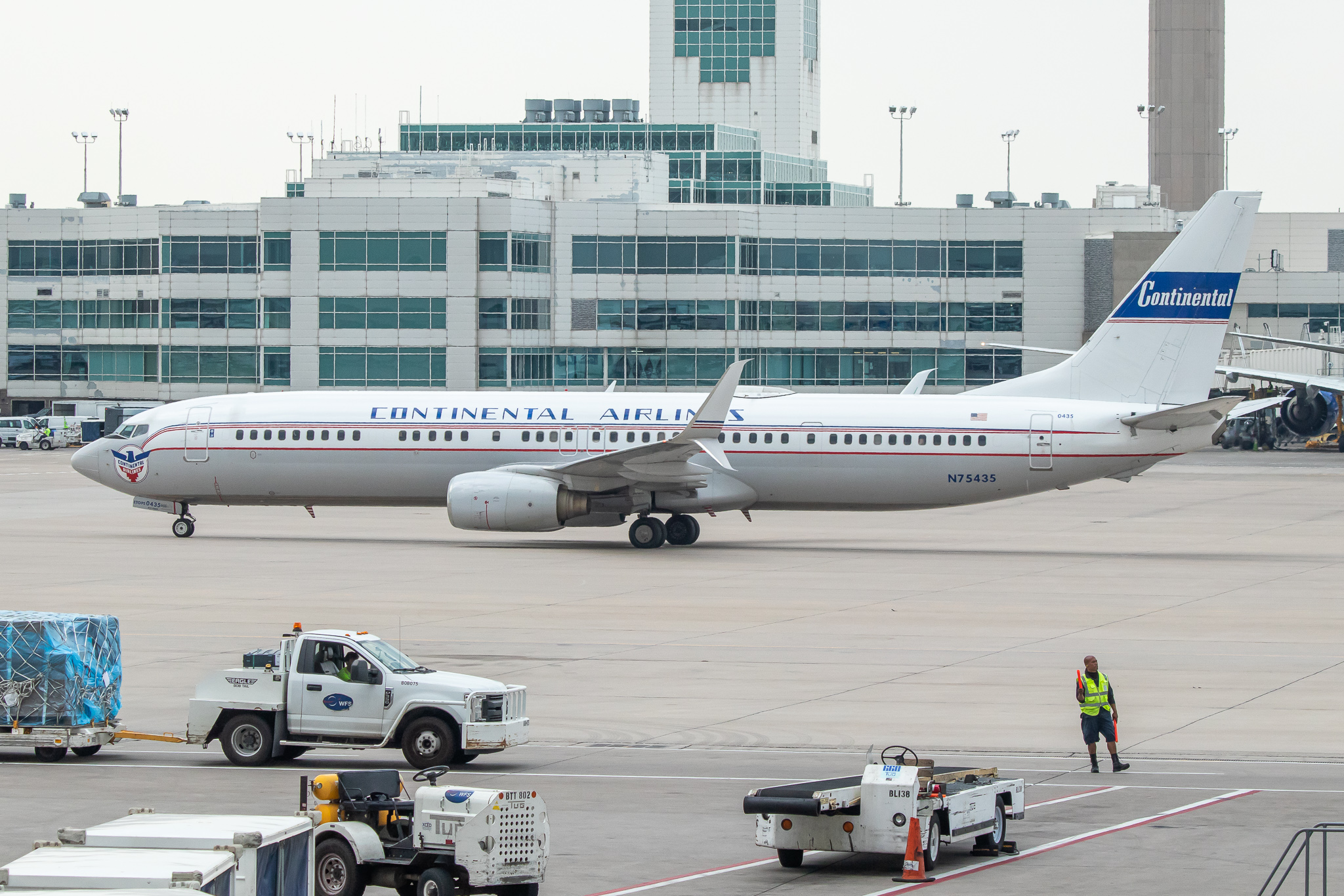 Full size: United Airlines Boeing 737-900ER N75435 at Denver International Airport