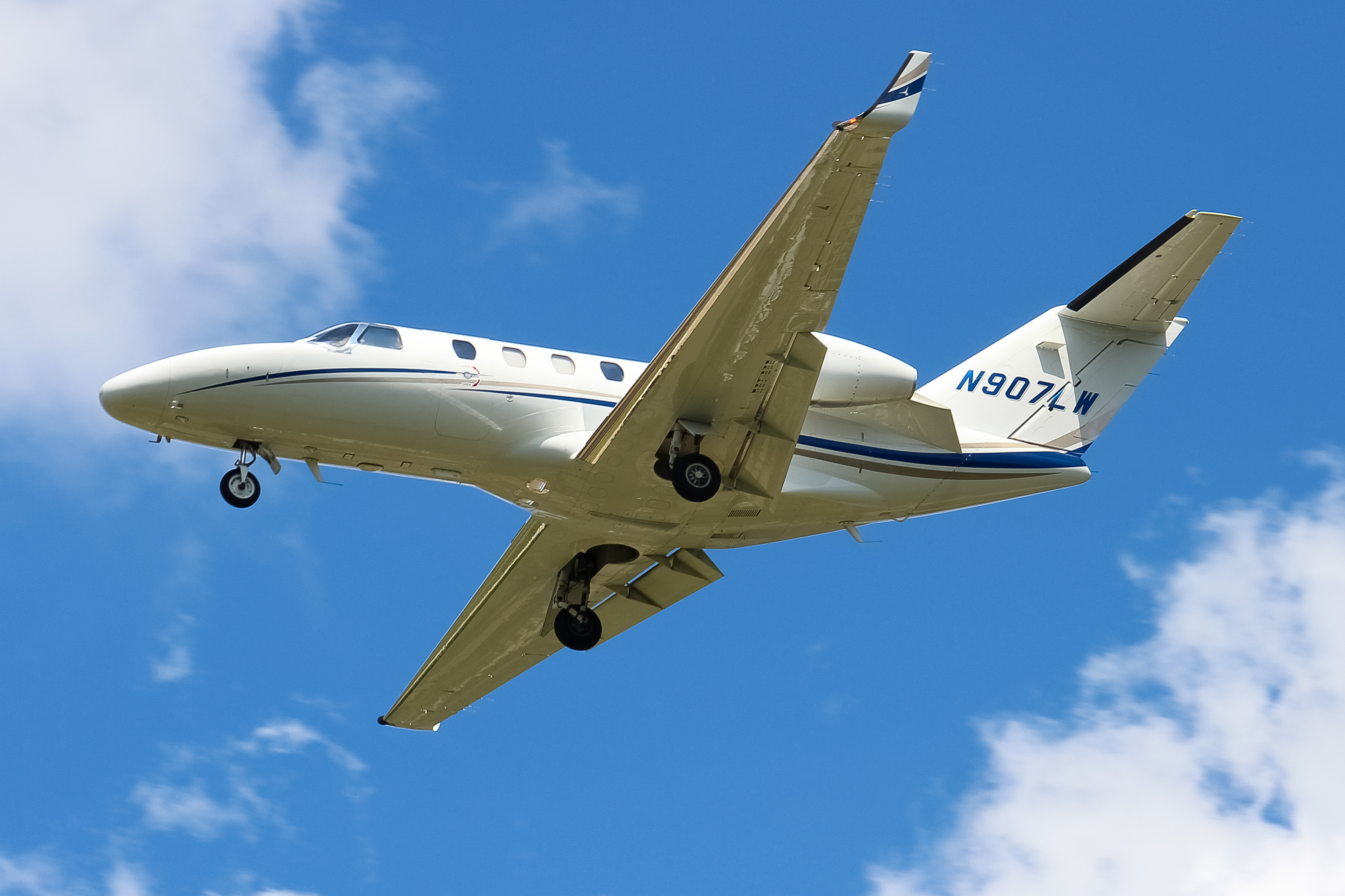 Full size: PRIVATE  Cessna Citation 525 N907LW at Cincinnati Municipal Airport/Lunken Field
