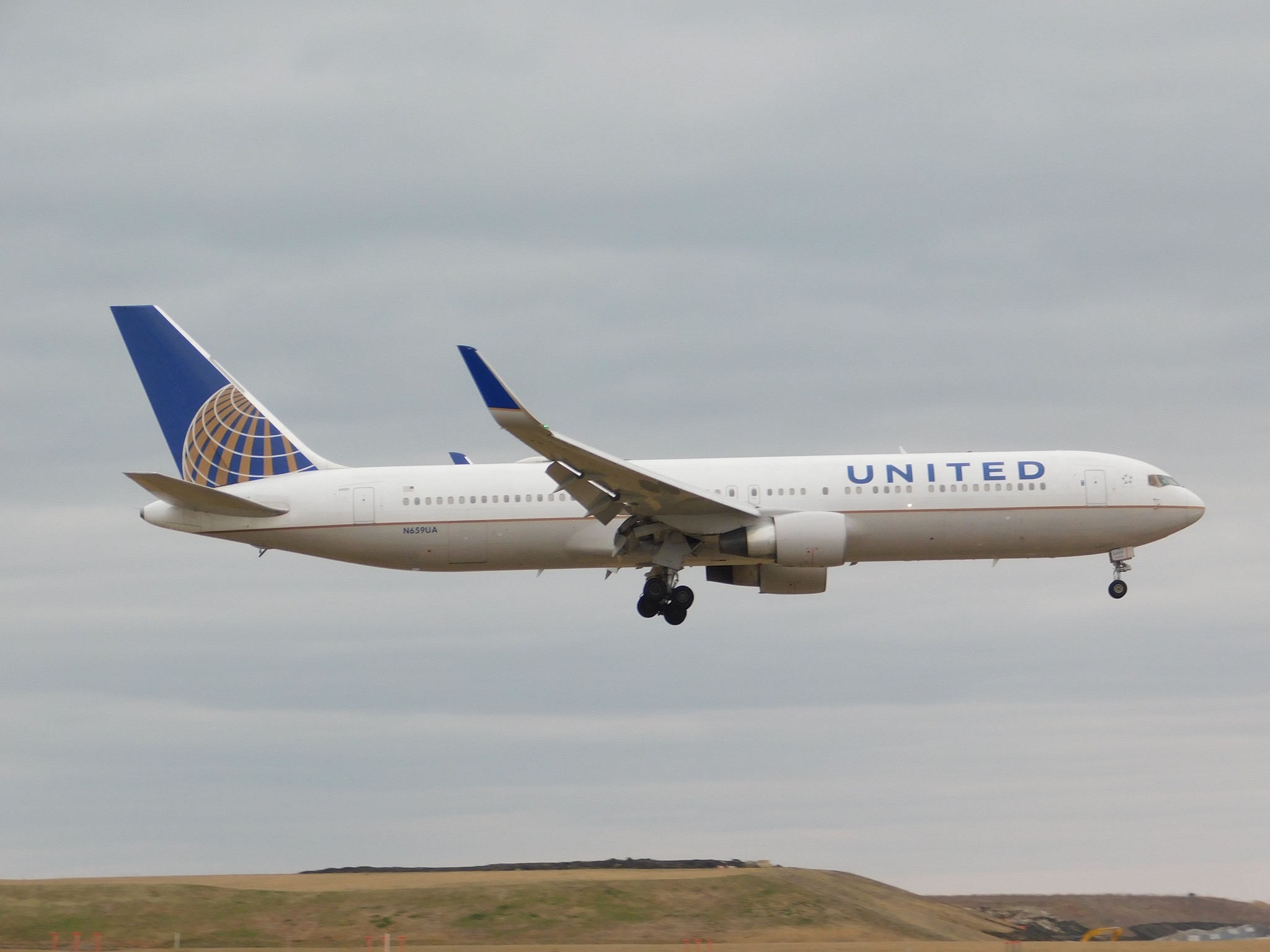 Full size: United Airlines Boeing 767-300 N659UA at Chicago O'Hare International Airport