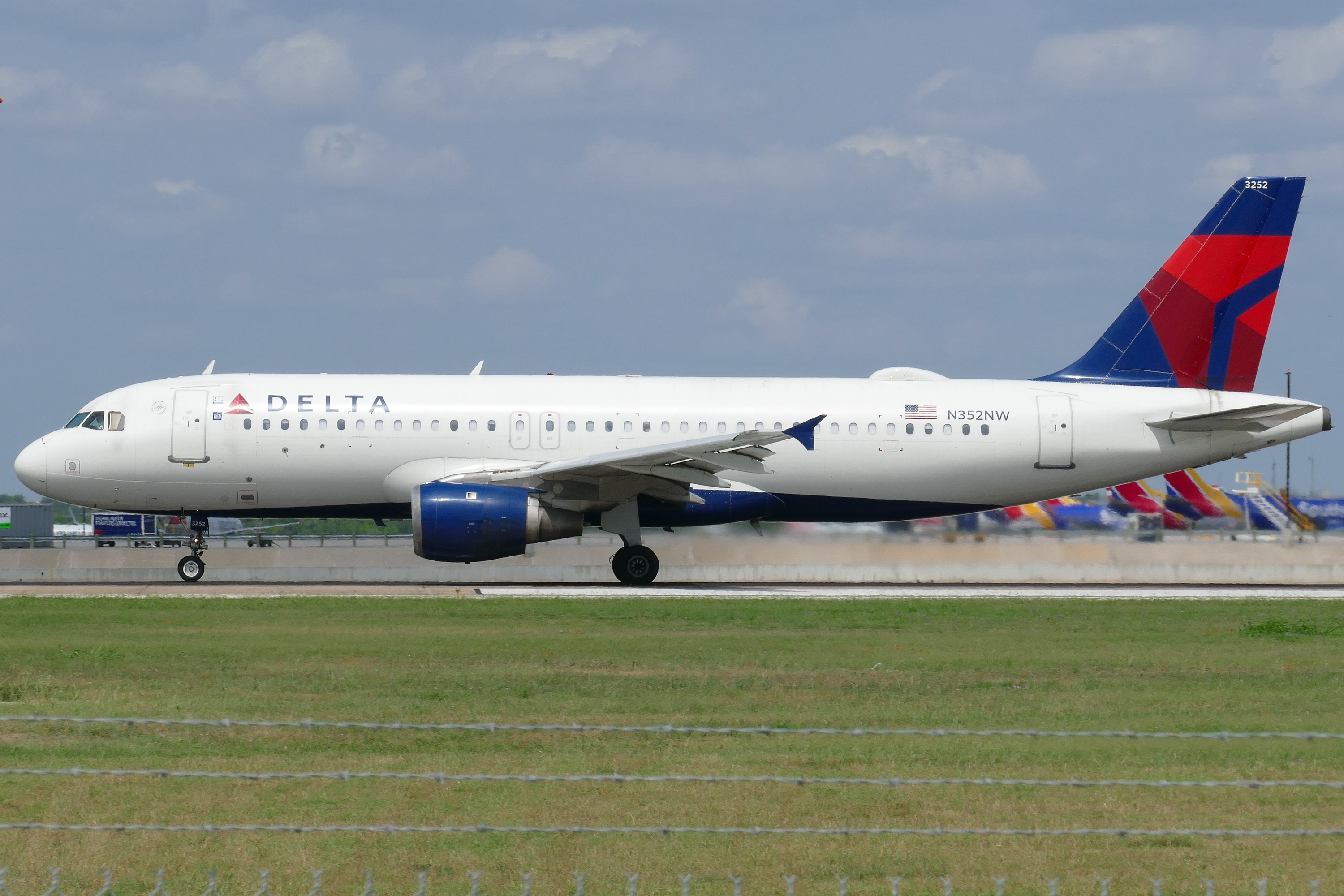 Full size: Delta Airlines Airbus A320 N352NW at Austin-Bergstrom International Airport