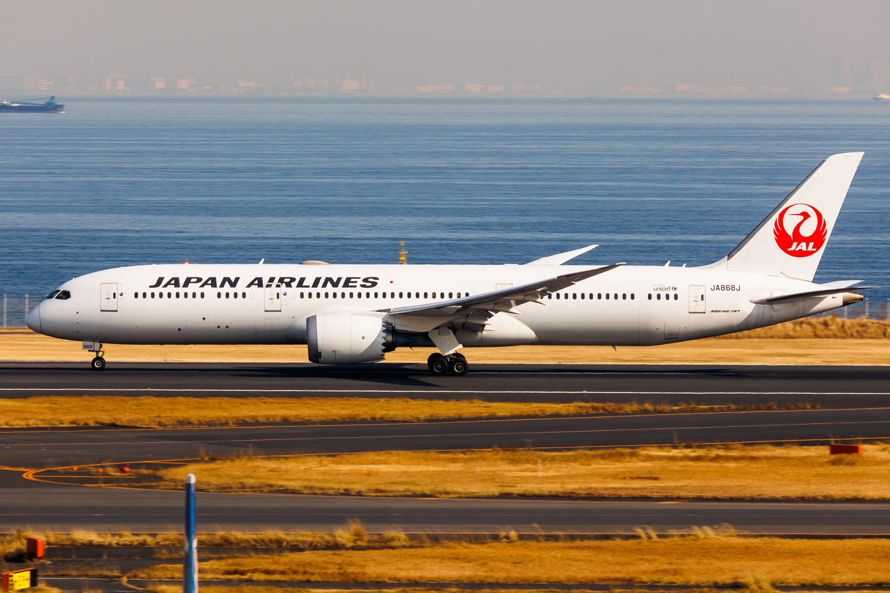 Full size: Japan Airlines Boeing 787-9 JA868J at Tokyo-Haneda Airport