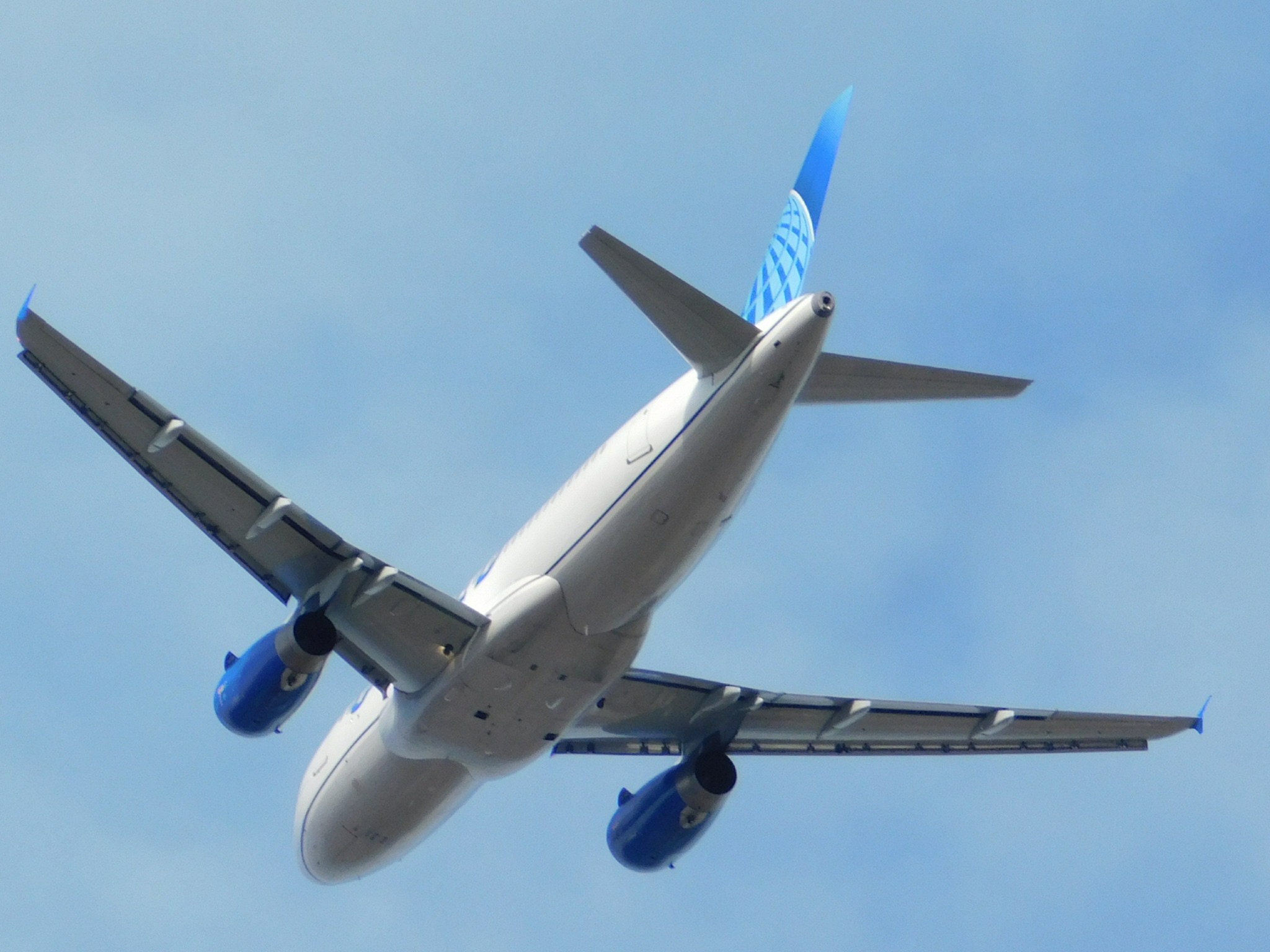 Full size: United Airlines Airbus A319   at General Mitchell International Airport