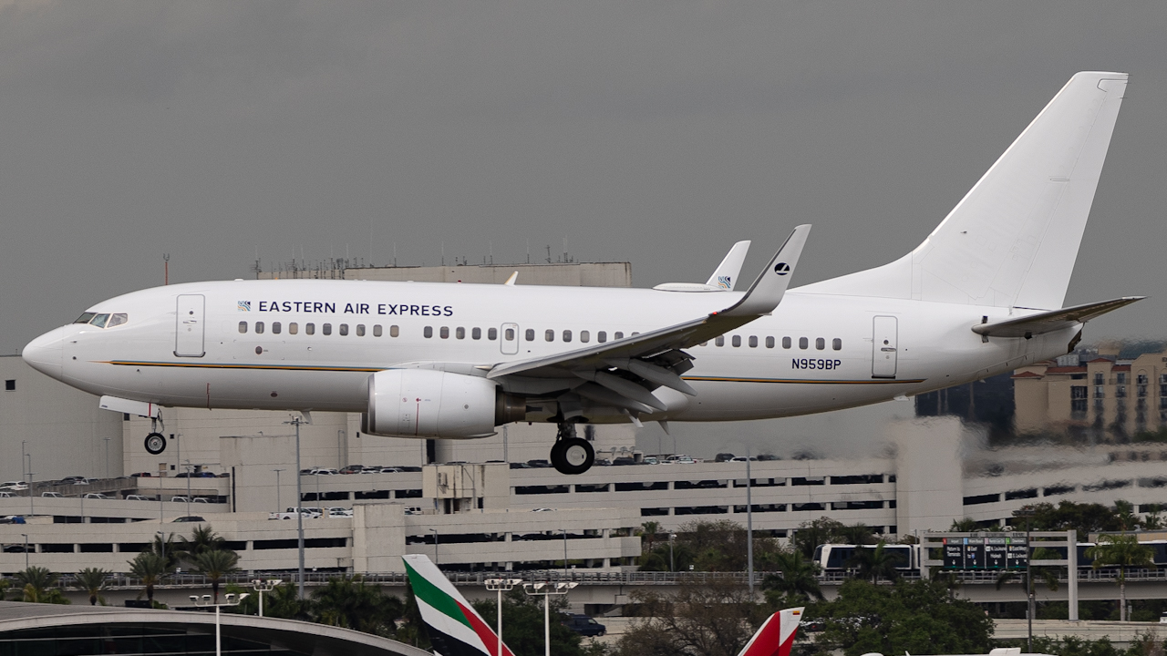 Full size: Hillwood Airways Boeing 737-700 N959BP at Miami International Airport