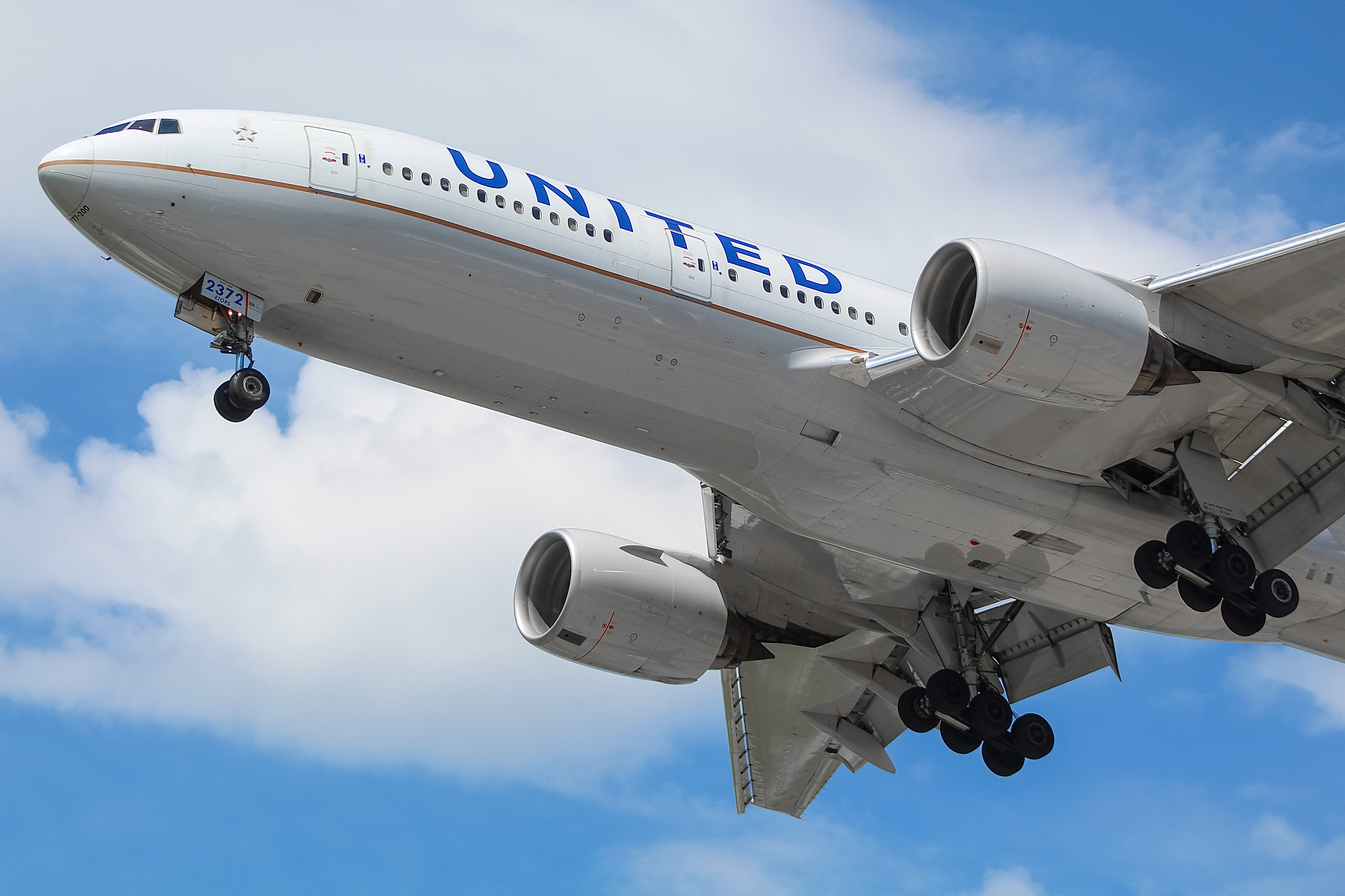 Full size: United Airlines Boeing 777-200 N772UA at Chicago O'Hare International Airport