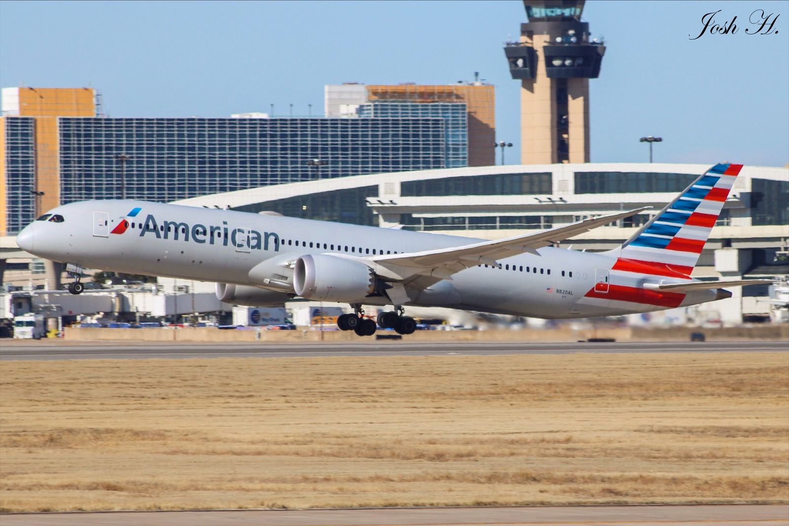 Full size: American Airlines Boeing 787-9 N820AL at Dallas-Fort Worth International Airport