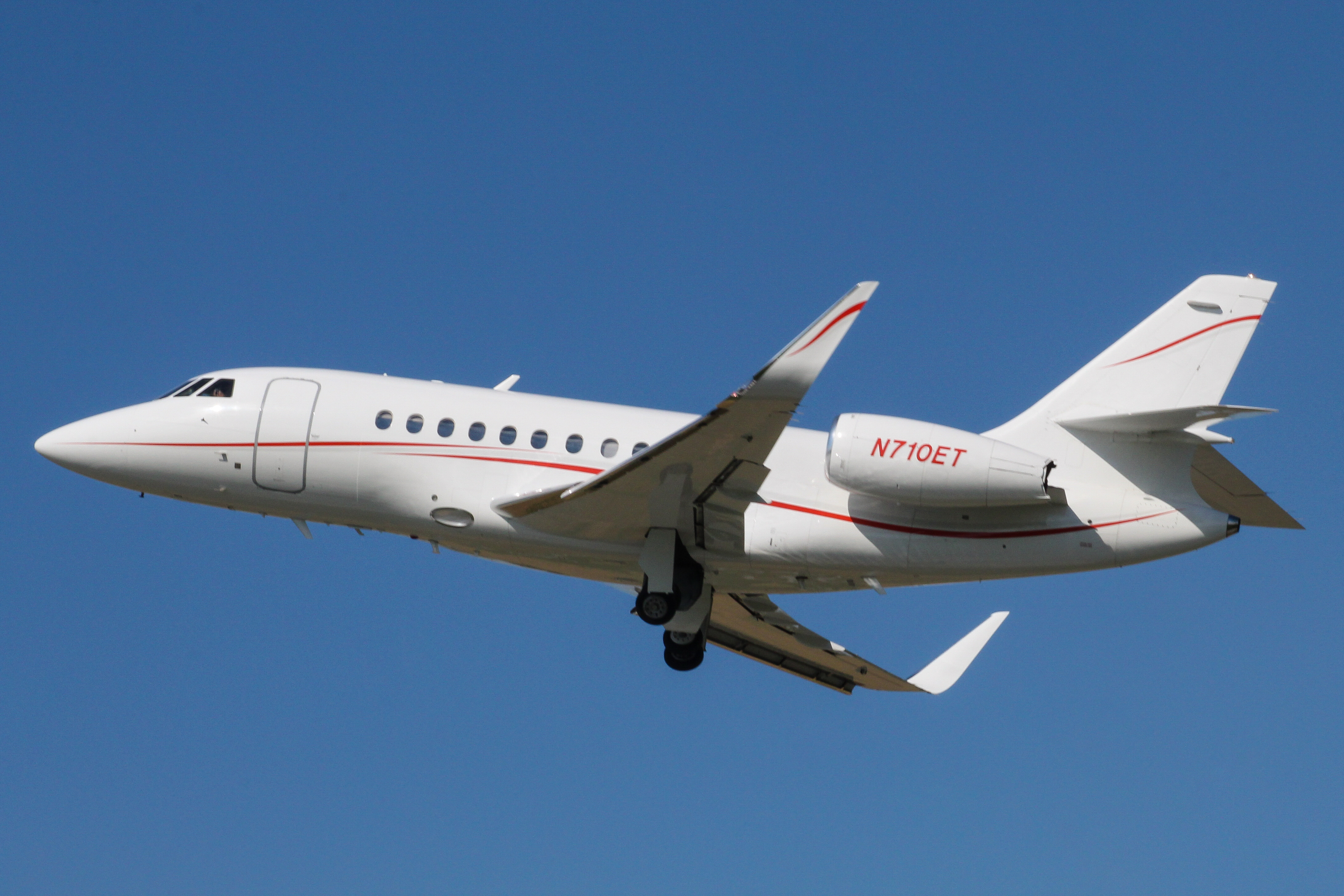 Full size: PRIVATE Dassault Falcon 2000EX N710ET at York Airport