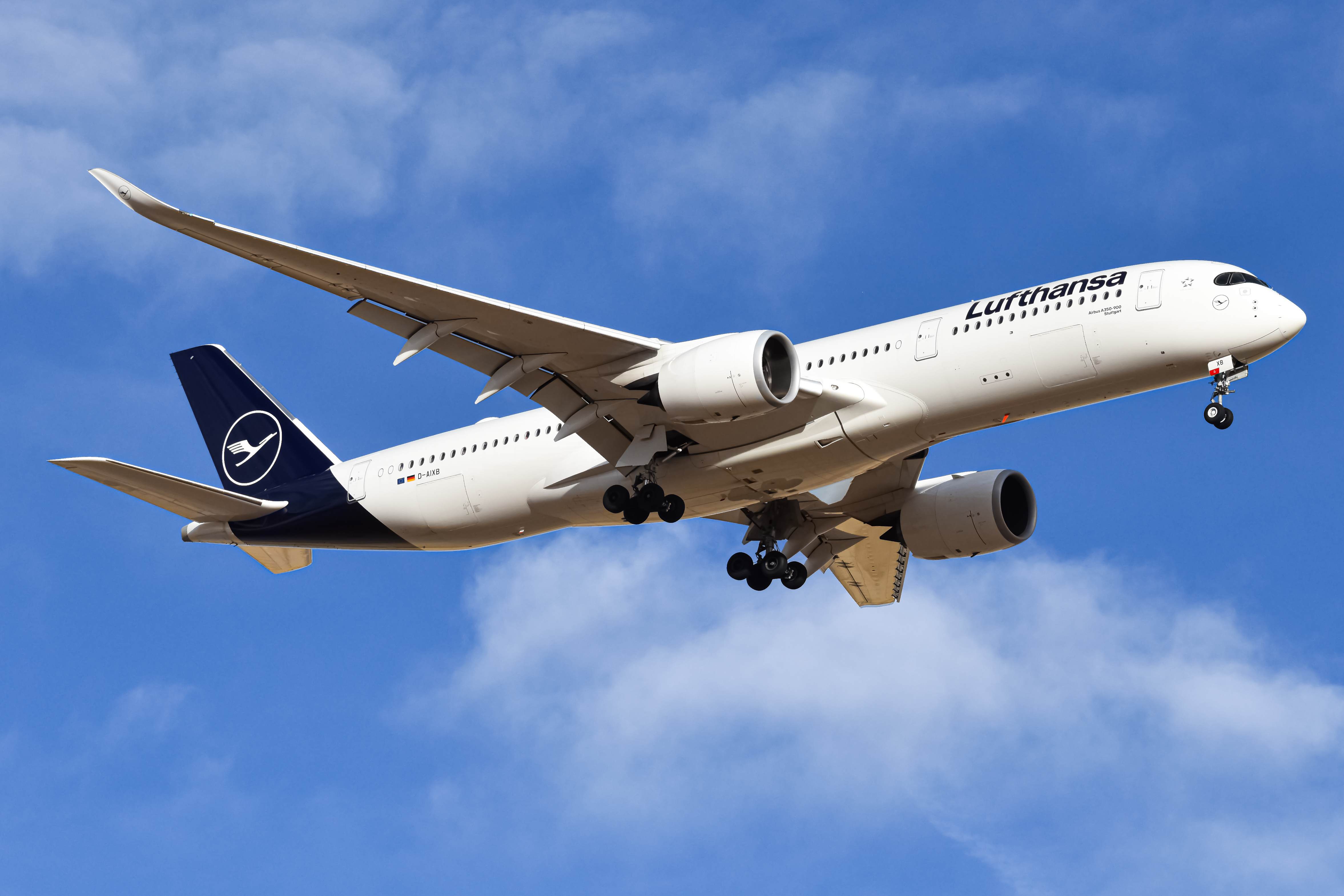 Full size: Lufthansa Airbus A350-900 D-AIXB at Denver International Airport