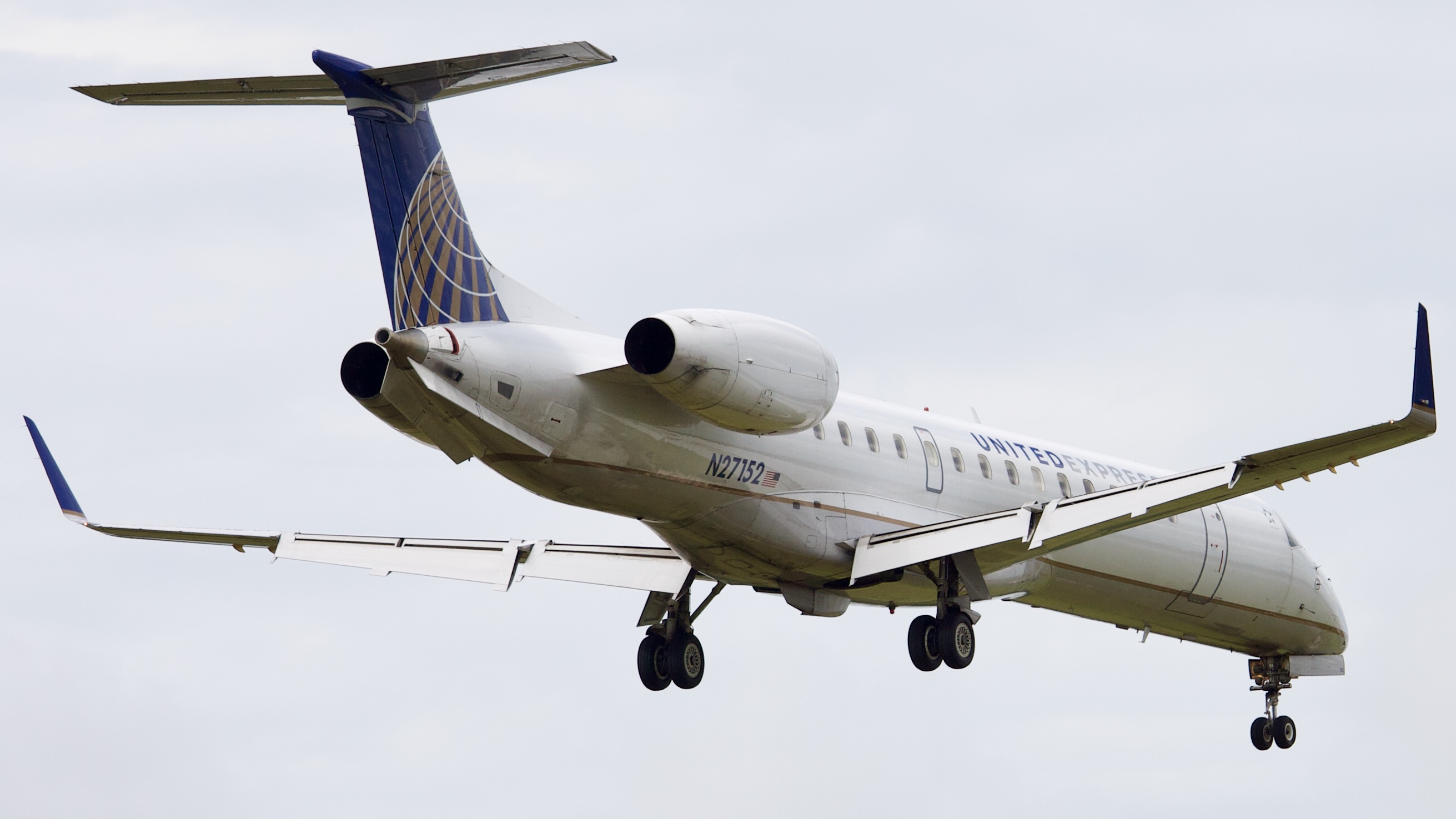 Full size: United Express Embraer ERJ145 N27152 at Houston-George Bush Intercontinental Airport