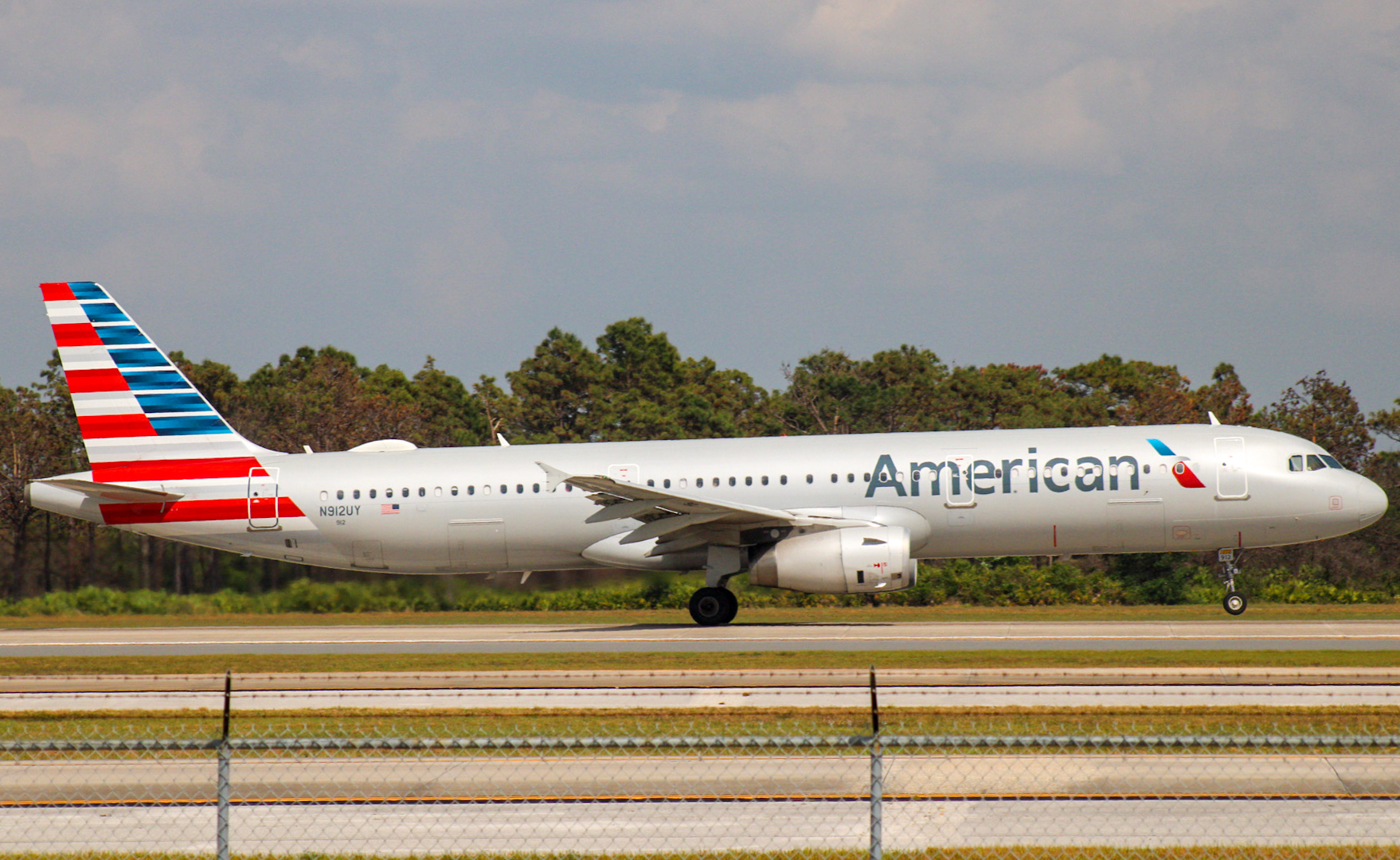 Full size: American Airlines Airbus A321-200 N912UY at Orlando International Airport