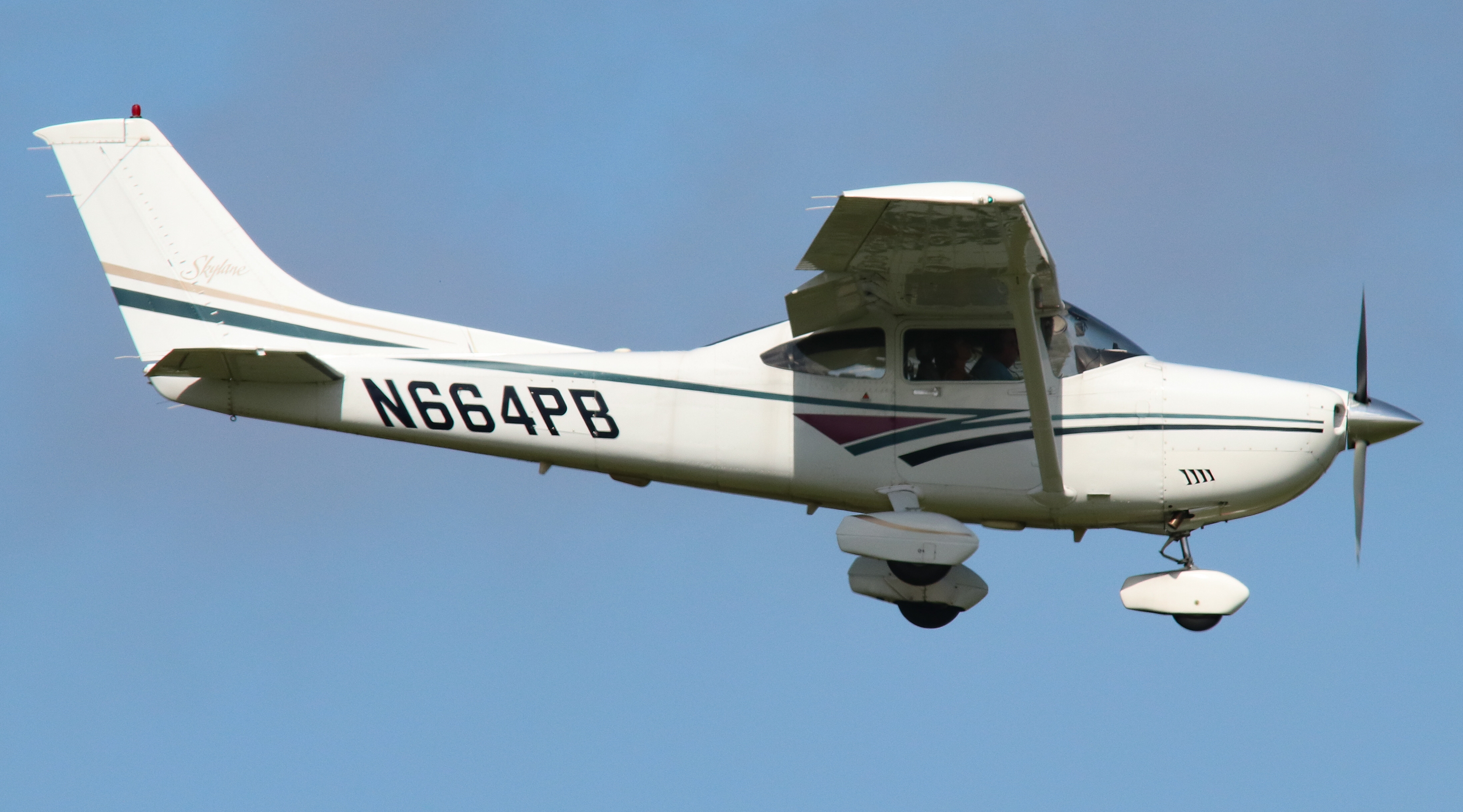 Full size: PRIVATE Cessna 182 Skylane N664PB at Martin State Airport