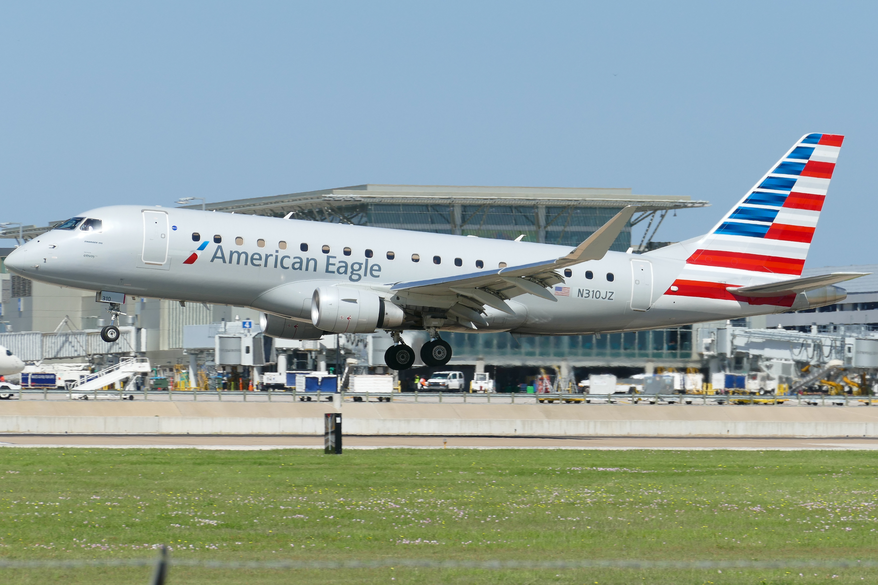 Full size: American Eagle Embraer E175 N310JZ at Austin-Bergstrom International Airport