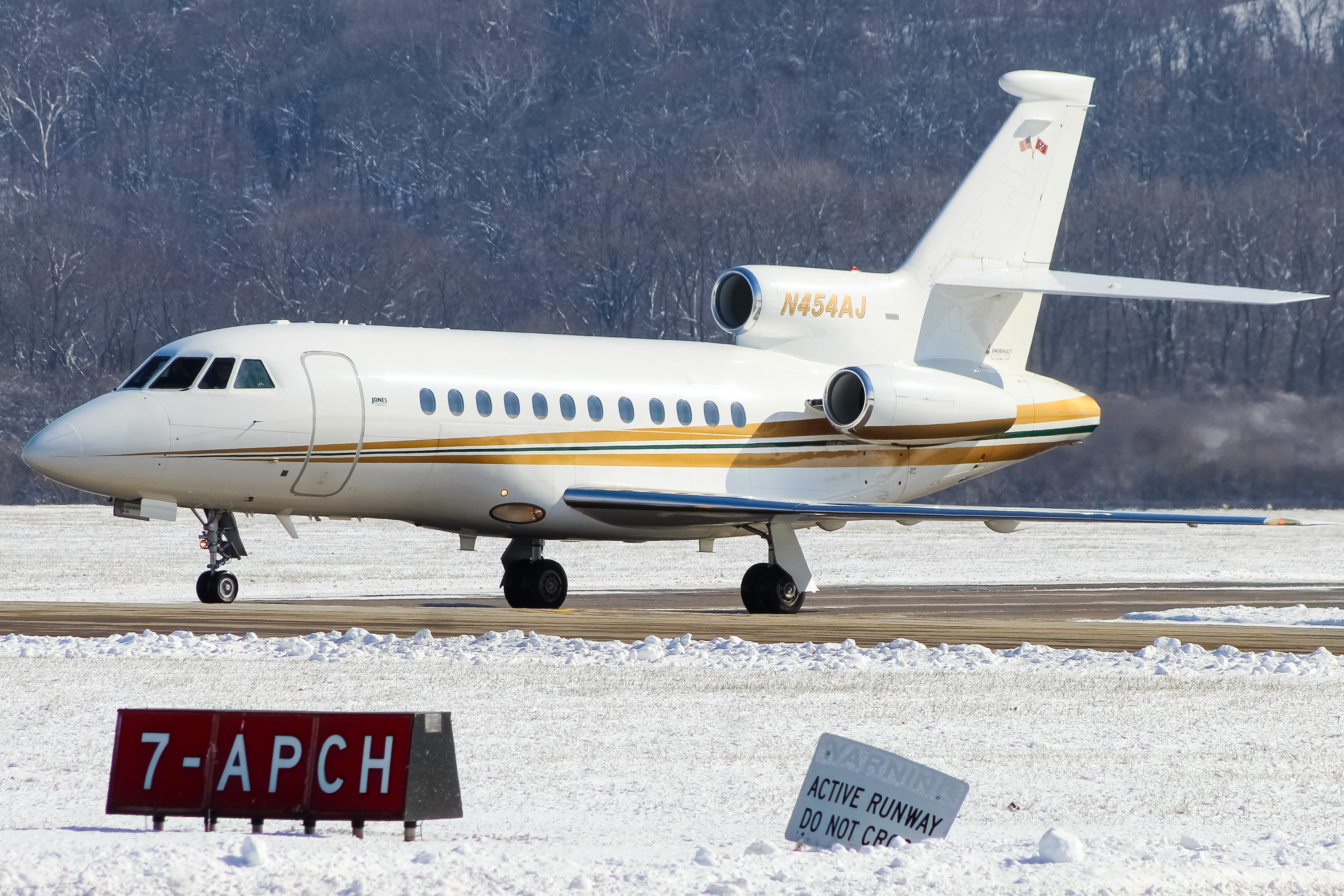 Full size: PRIVATE  Dassault Falcon 900 N454AJ at Cincinnati Municipal Airport/Lunken Field