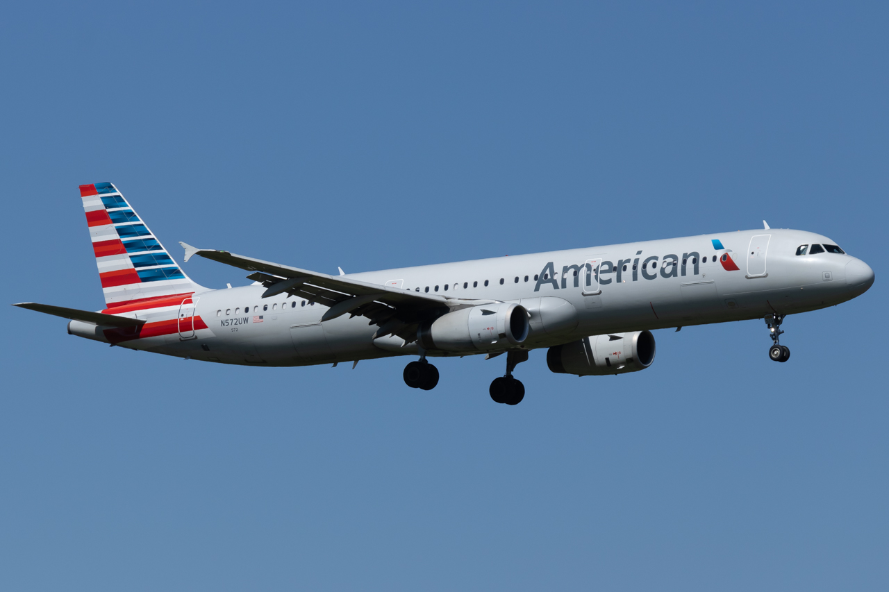 Full size: American Airlines Airbus A321-200 N572UW at Pittsburgh International Airport