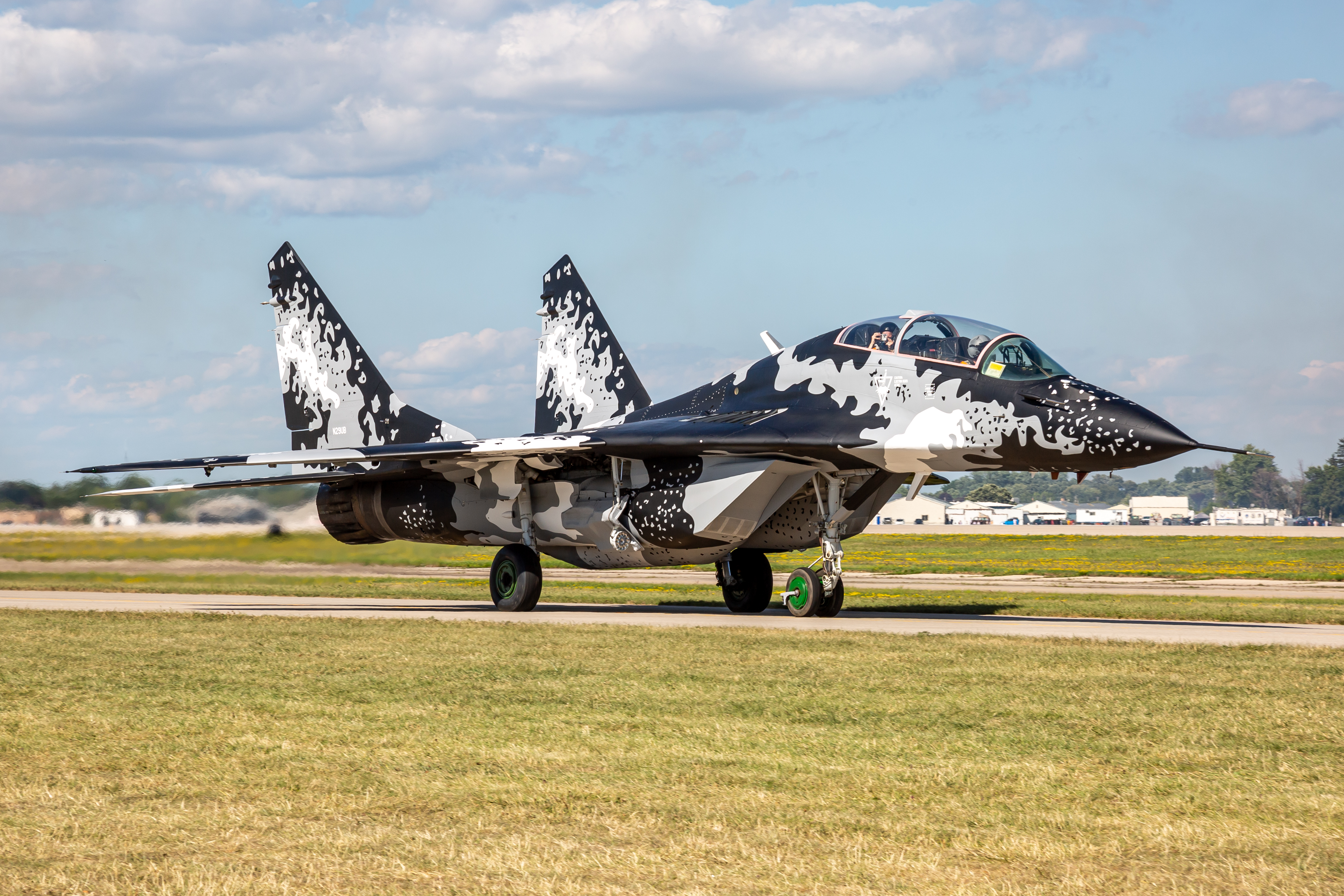 Full size: PRIVATE Mikoyan-Gurevich MiG-29 N29UB at Wittman Regional Airport