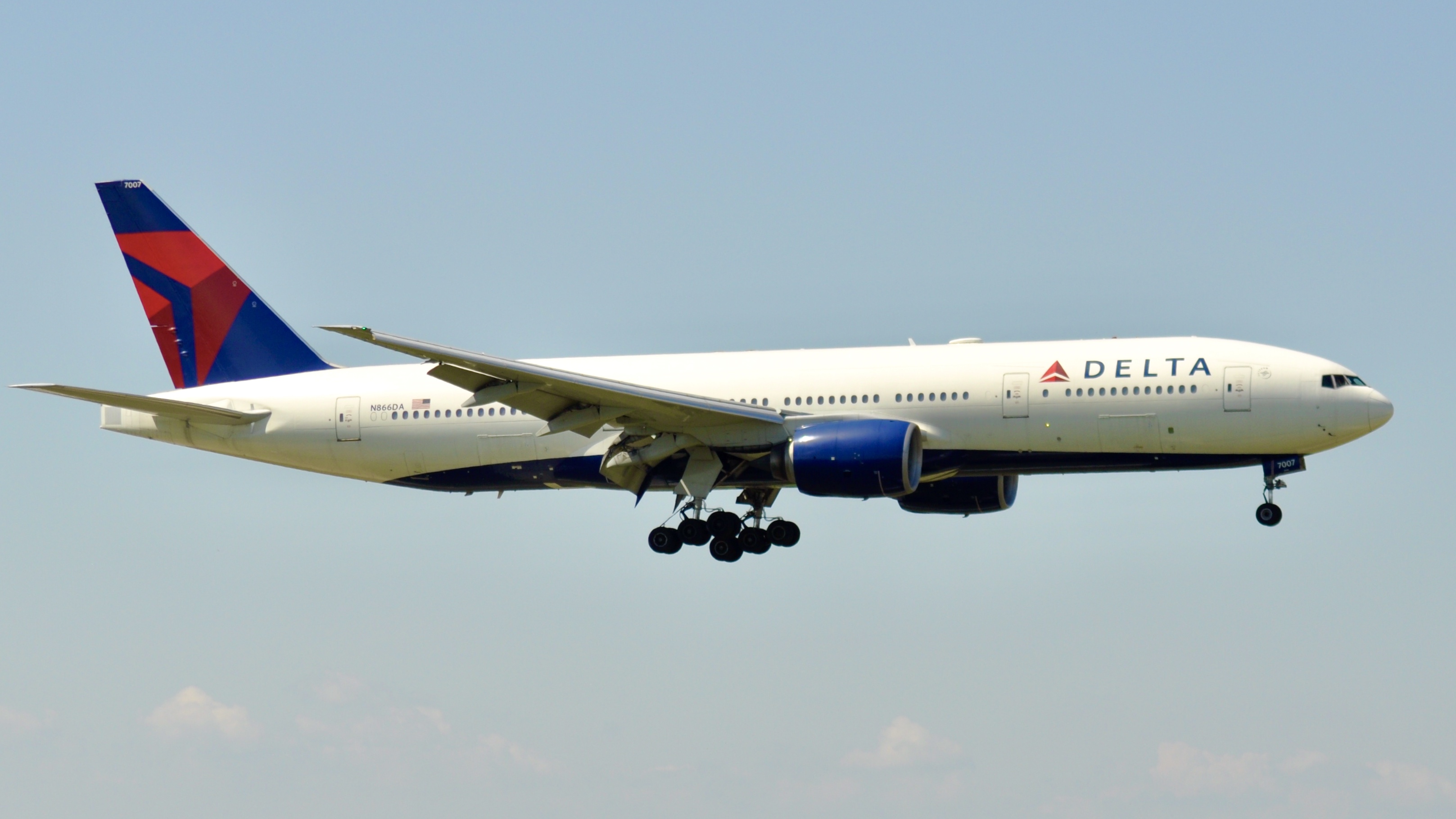 Full size: Delta Airlines Boeing 777-200ER N866DA at Chicago O'Hare International Airport