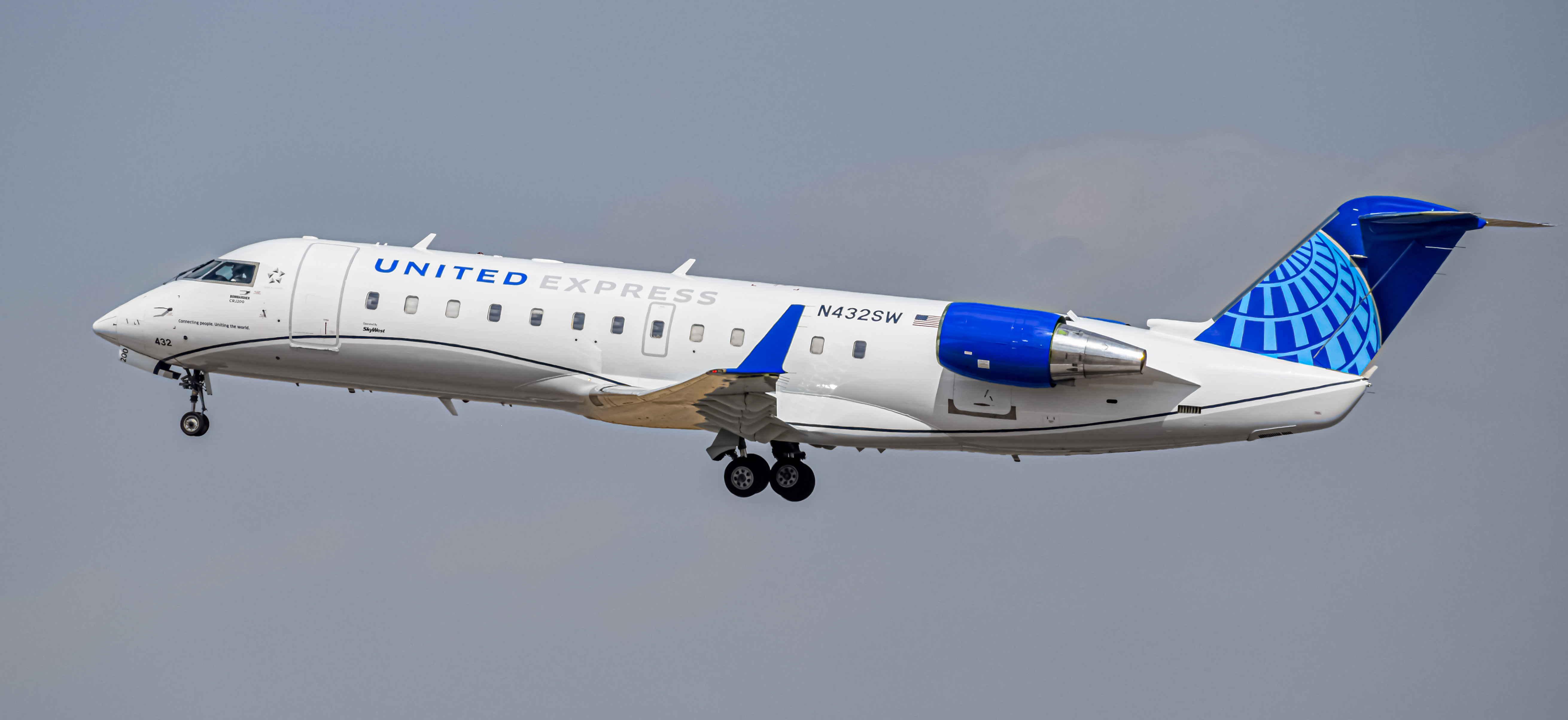 Full size: United Express Mitsubishi CRJ-200 N432SW at Denver International Airport