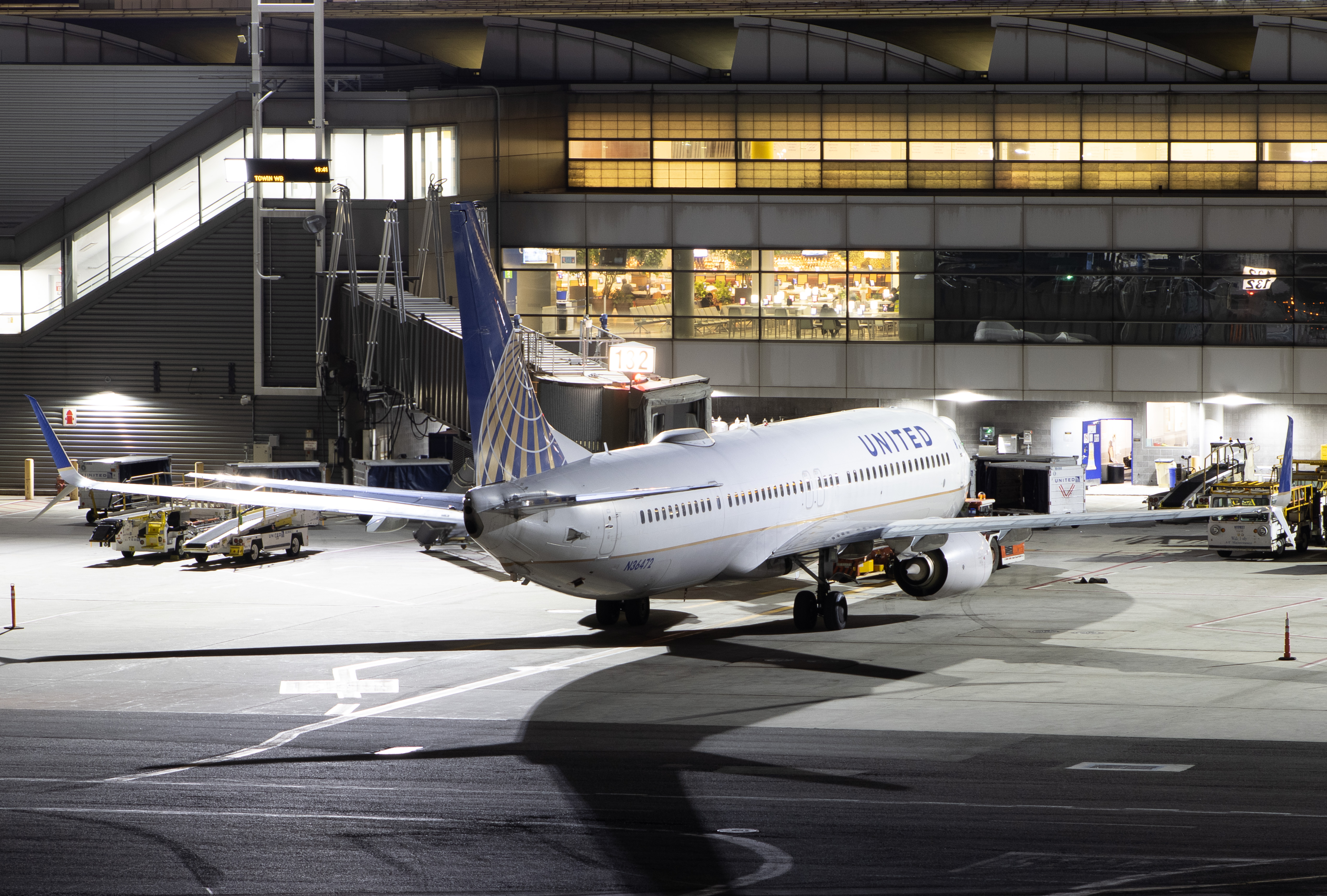 Full size: United Airlines Boeing 737-900ER N36472 at Newark Liberty International Airport