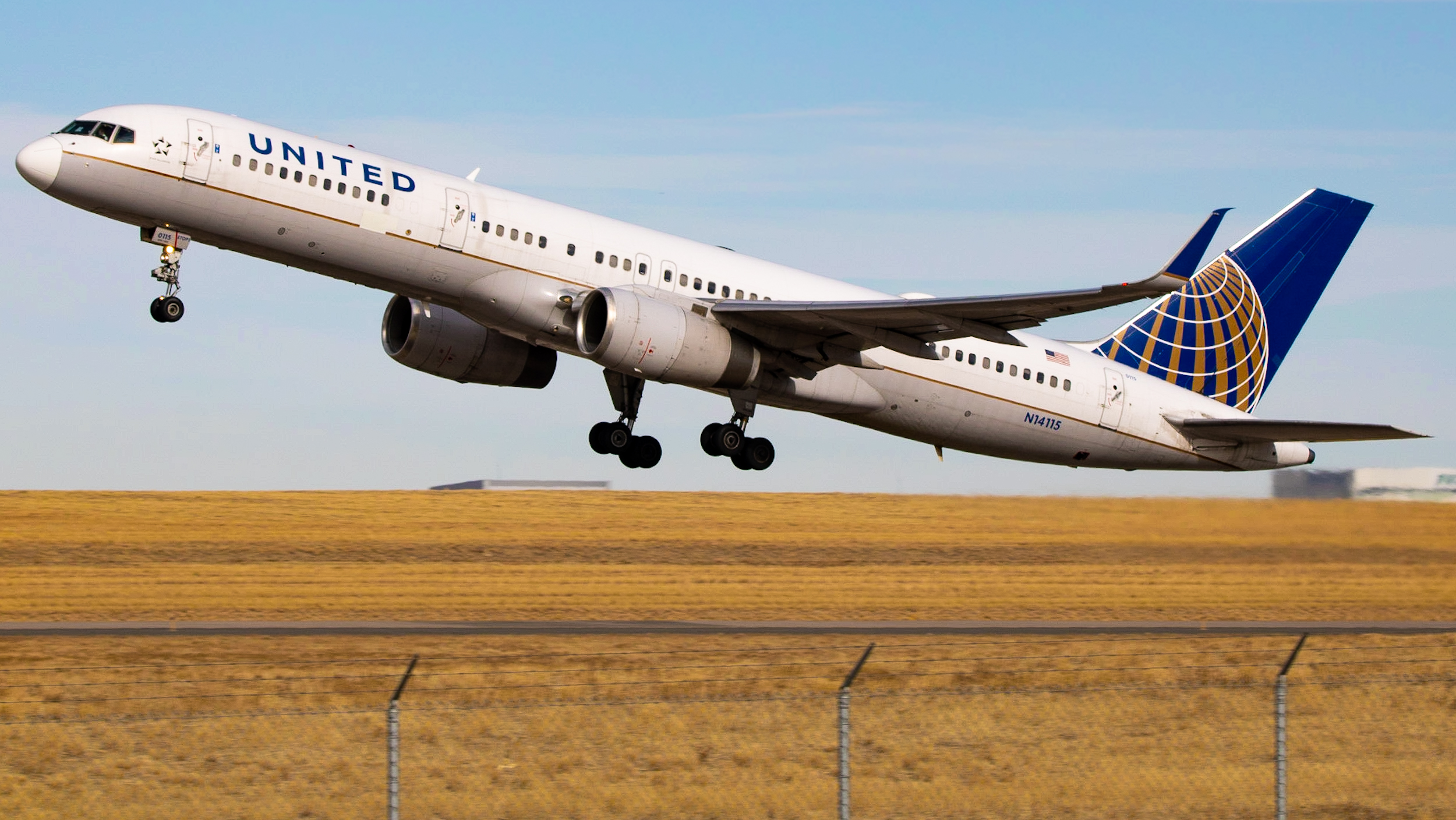 Full size: United Airlines Boeing 757-200 N14115 at Denver International Airport