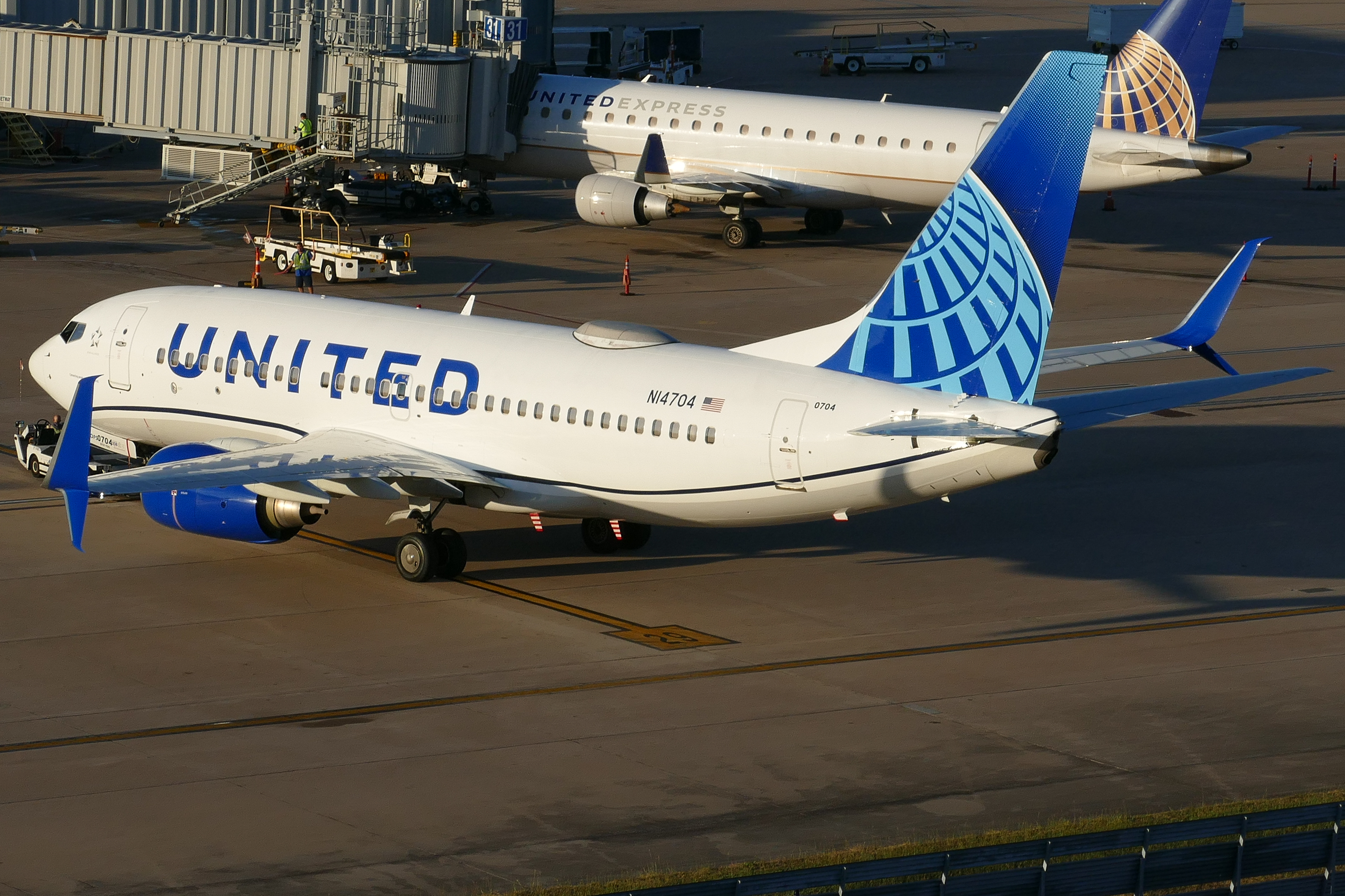 Full size: United Airlines Boeing 737-700 N14704 at Austin-Bergstrom International Airport