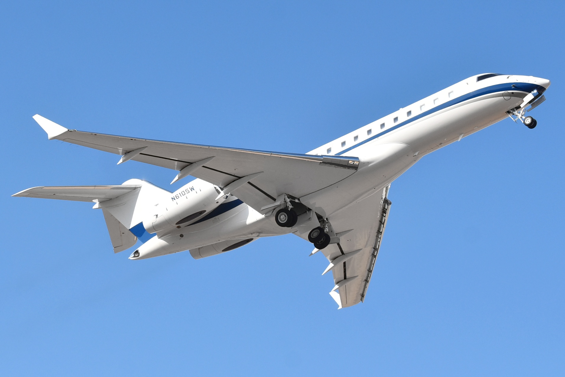 Full size: PRIVATE Bombardier Global Express N610SW at Aeropuerto de Cabo San Lucas Internacional