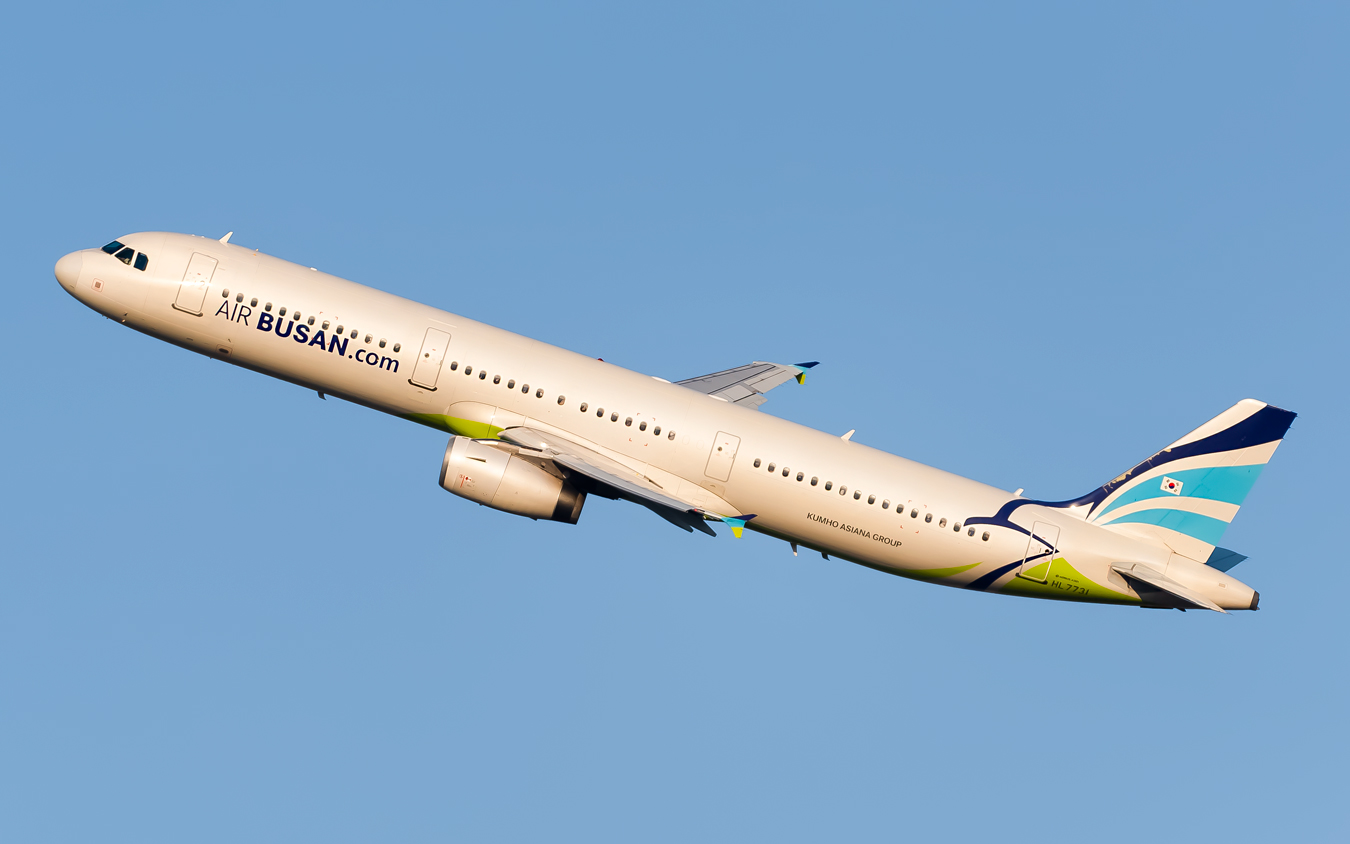 Full size: Air Busan Airbus A321-200 HL7731 at Gimhae International Airport