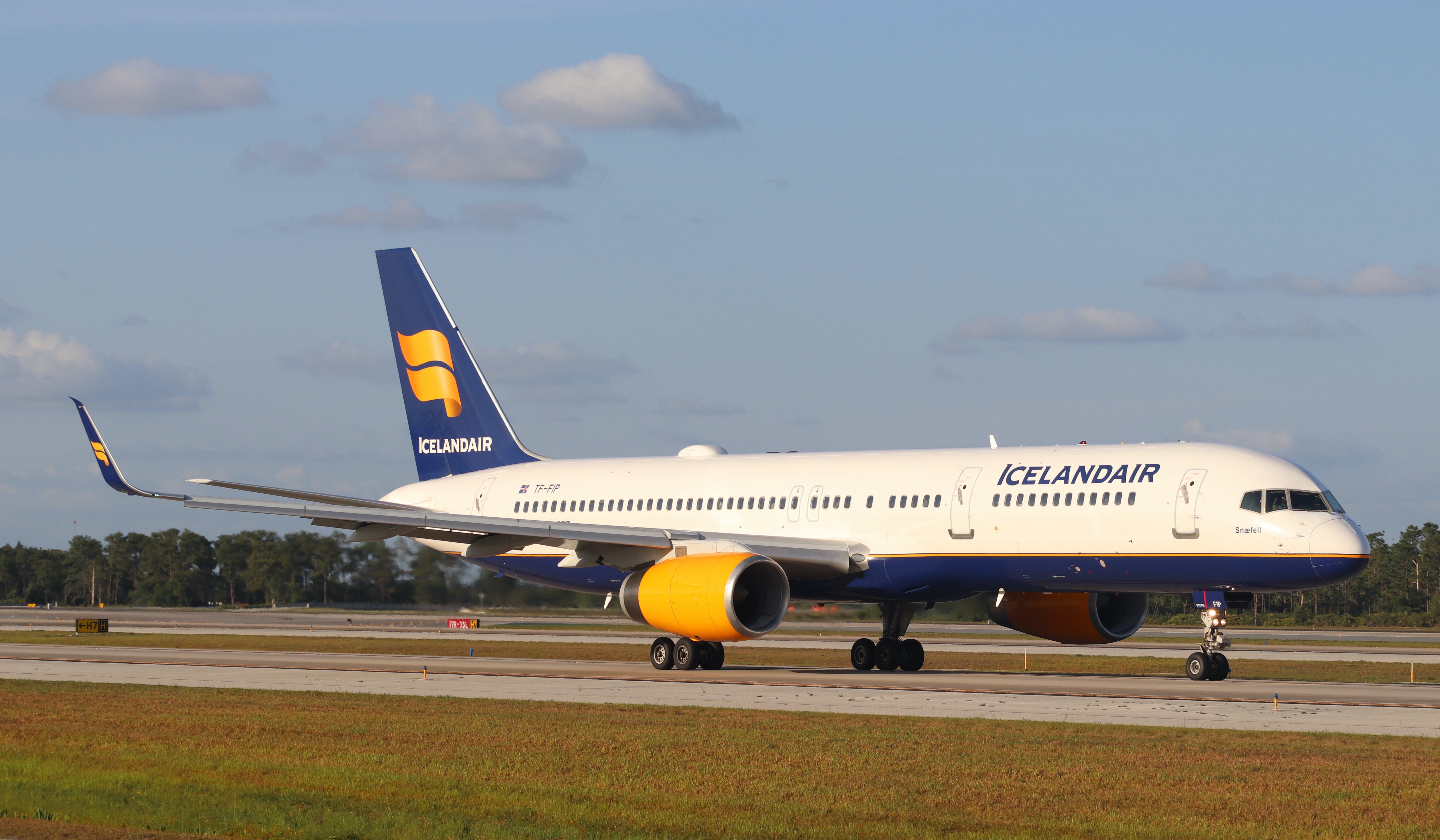 Full size: Icelandair Boeing 757-200 TF-FIP at Orlando International Airport