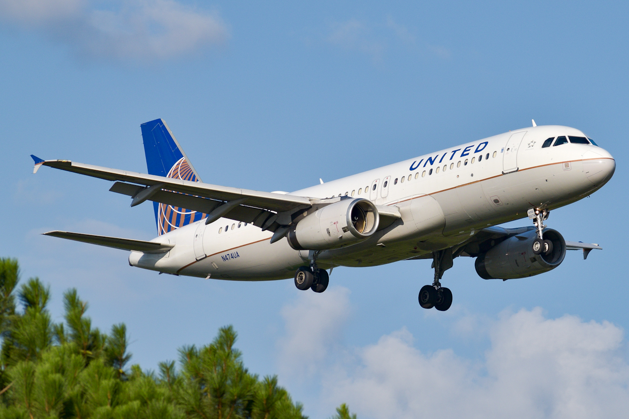Full size: United Airlines Airbus A320 N474UA at Raleigh-Durham International Airport