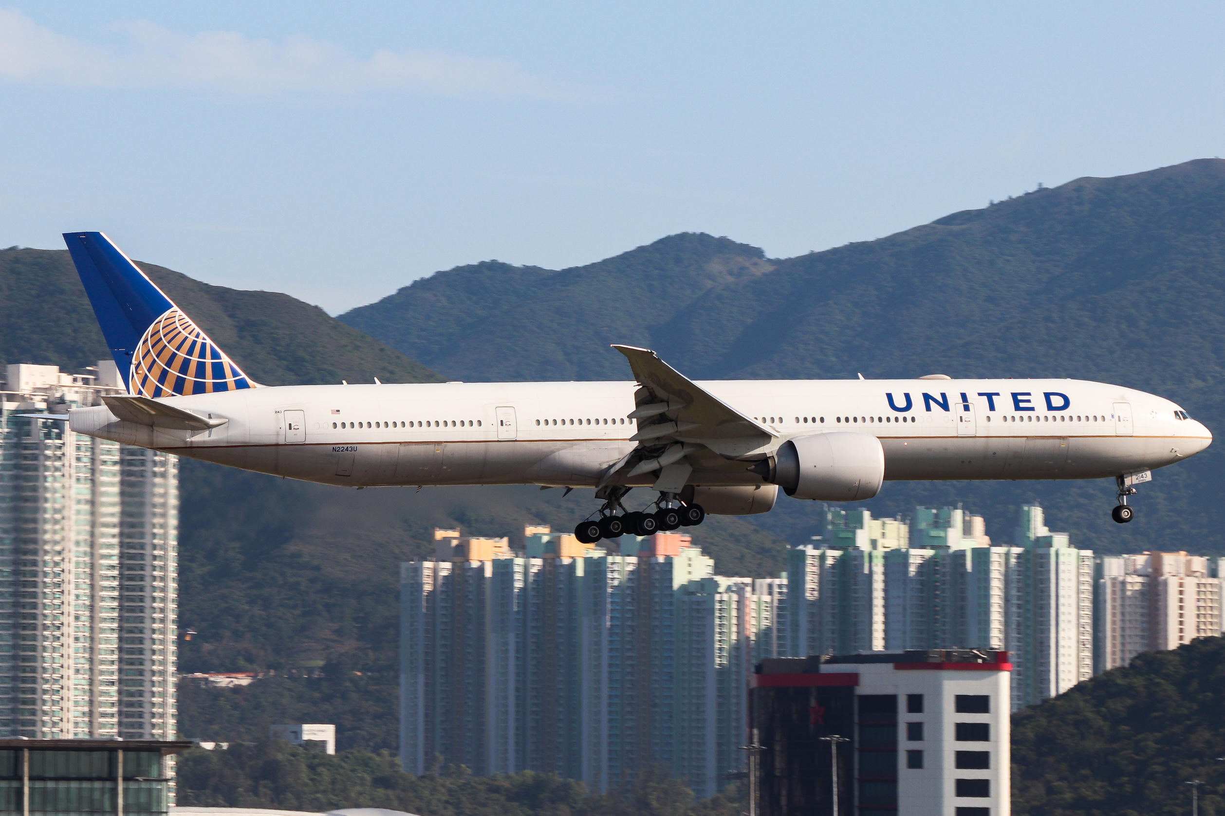 Full size: United Airlines Boeing 777-300ER N2243U at Hong Kong International Airport