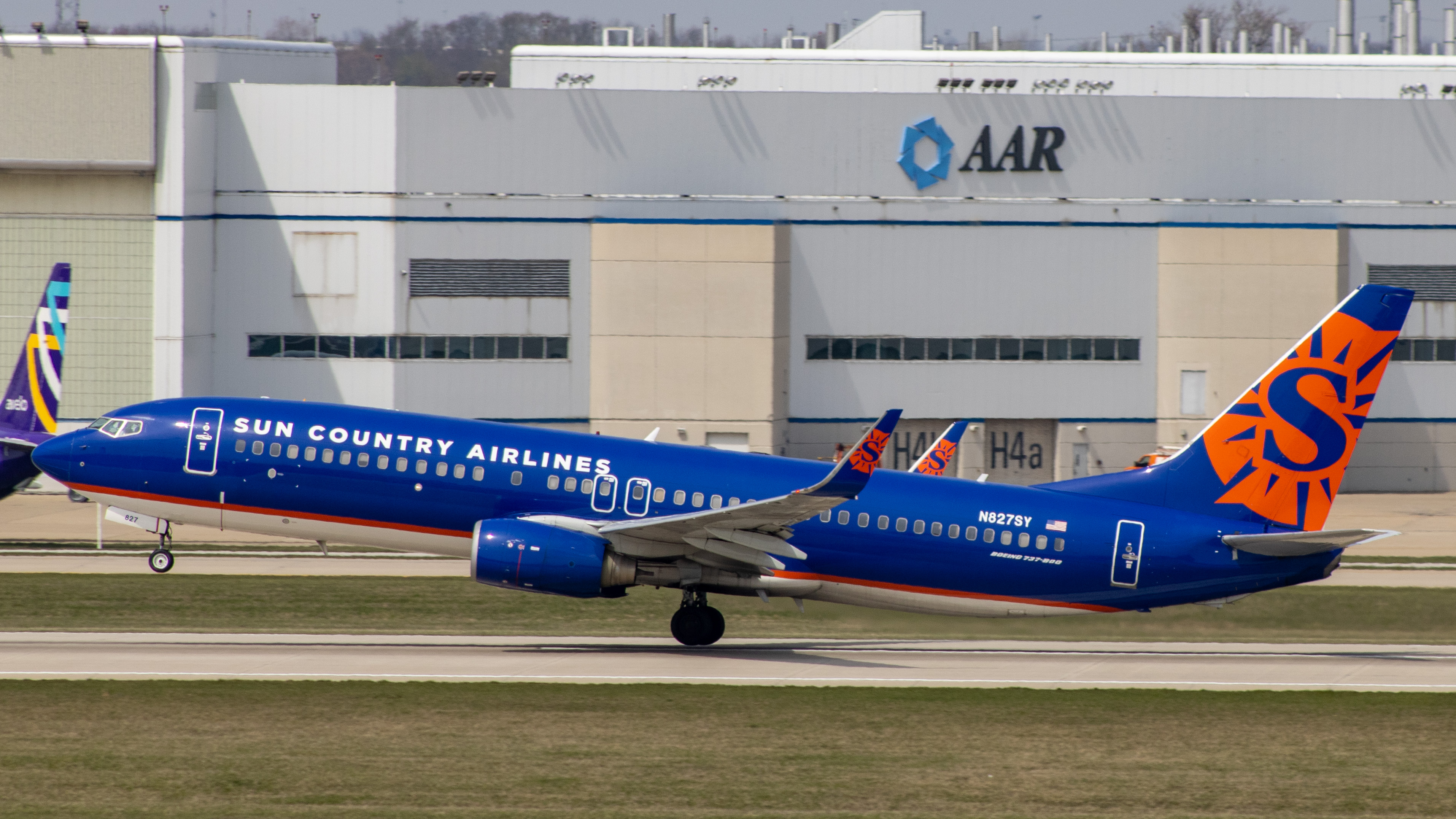 Full size: Sun Country Airlines Boeing 737-800 N827SY at Indianapolis International Airport
