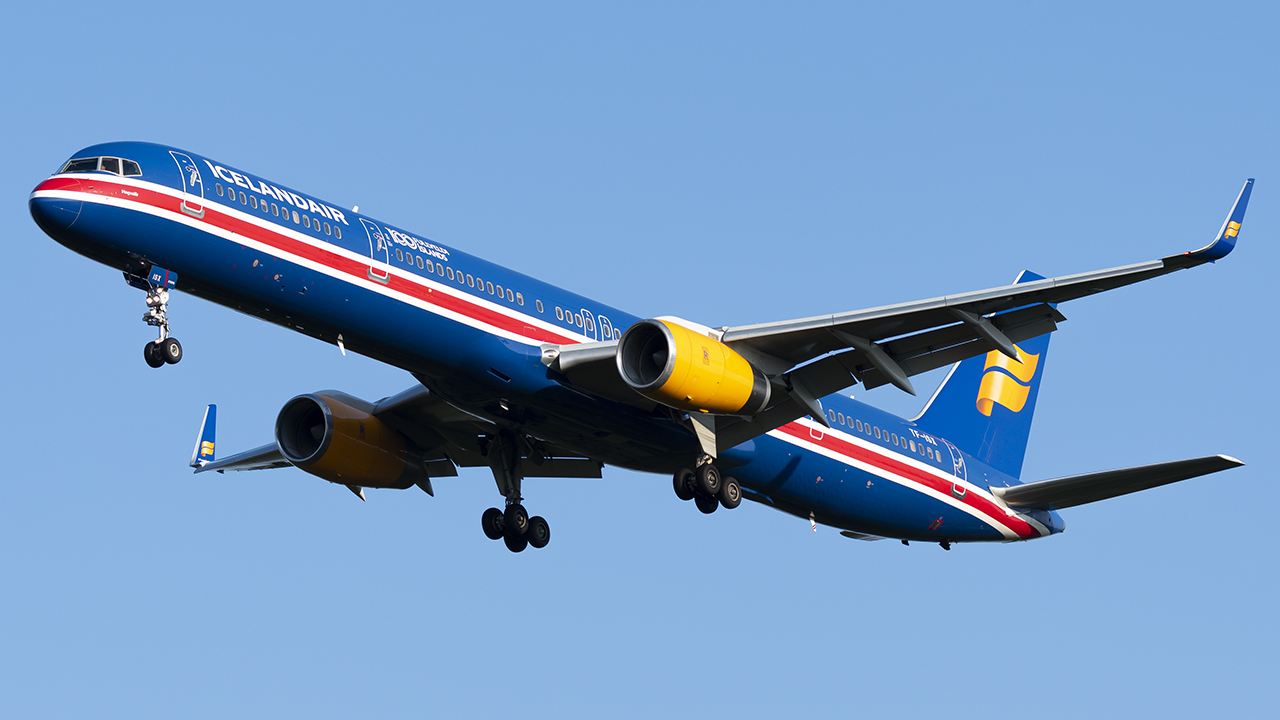 Full size: Icelandair Boeing 757-300 TF-ISX at Washington Dulles International Airport