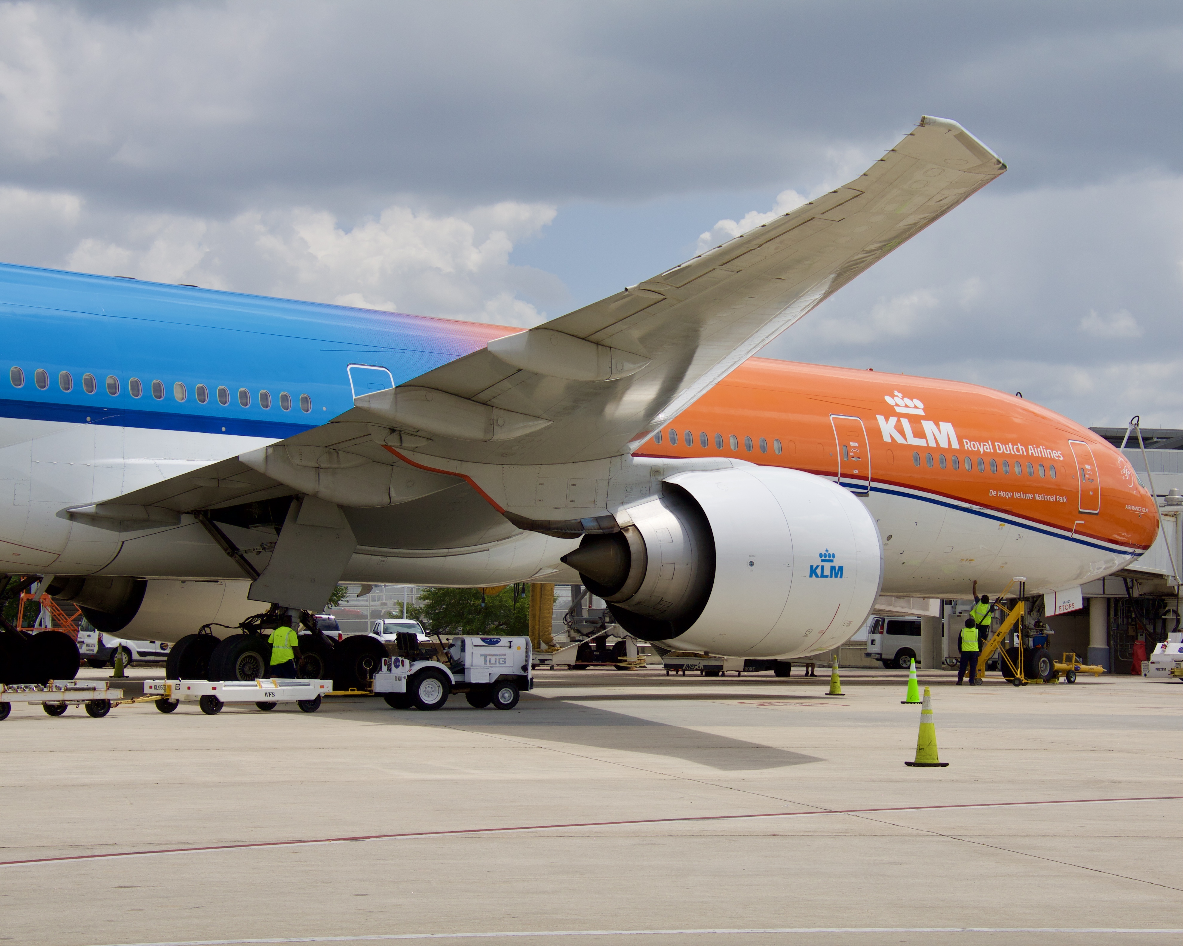 Full size: KLM Boeing 777-300ER PH-BVA at Houston-George Bush Intercontinental Airport