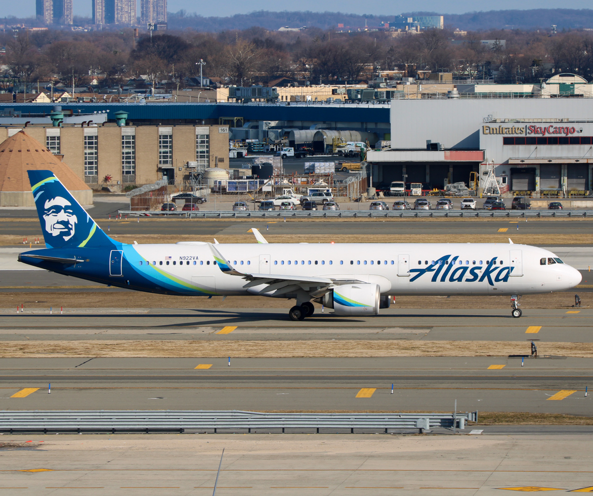 Full size: Alaska Airlines Airbus A321neo N922VA at John F. Kennedy International Airport