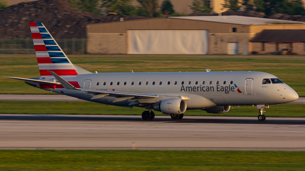 Full size: American Eagle Embraer E175 N418YX at John Glenn Columbus International Airport