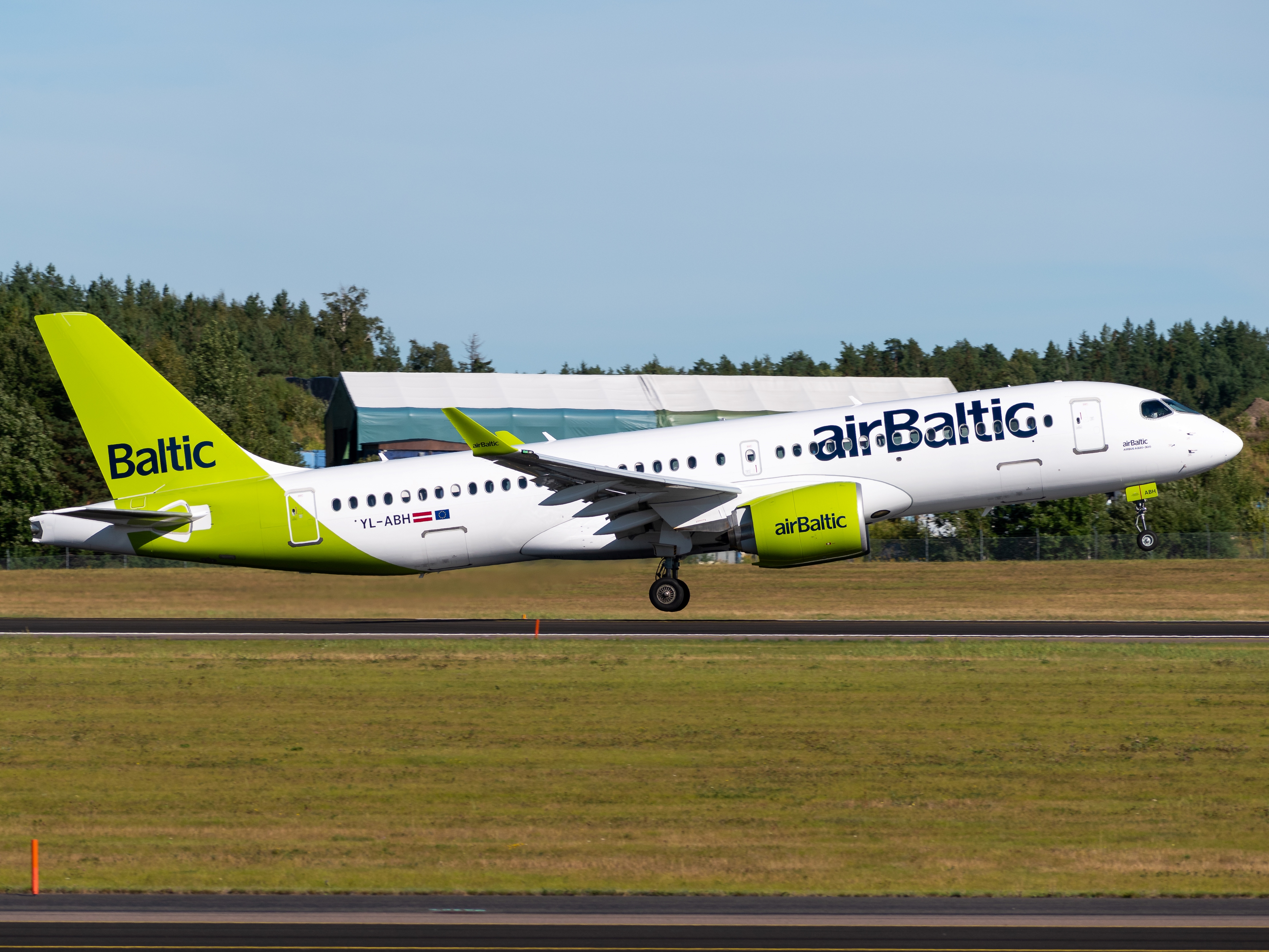 Full size: Air Baltic Airbus A220-300 YL-ABH at Stockholm Arlanda Airport